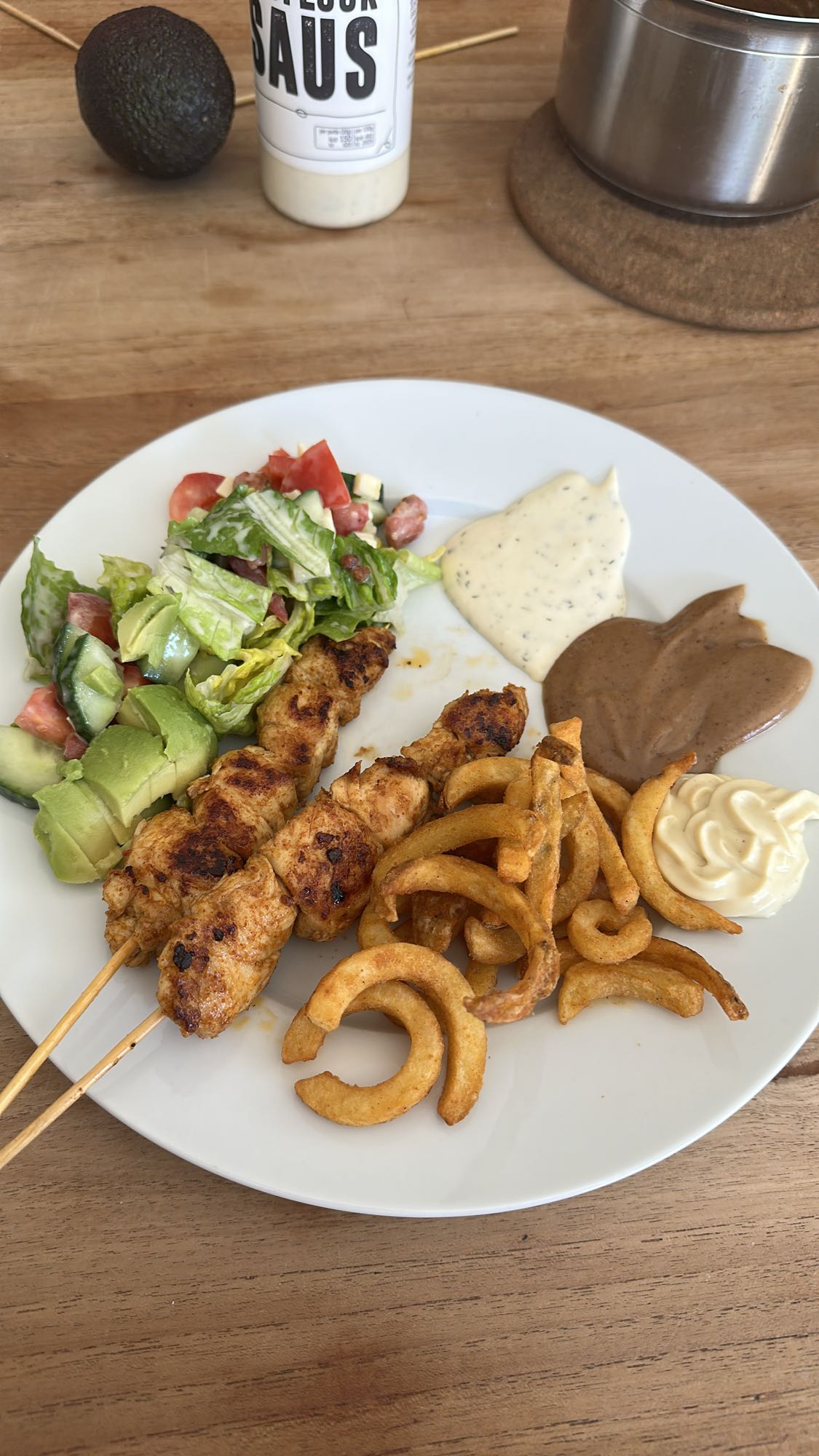 Kipspies met salade en friet