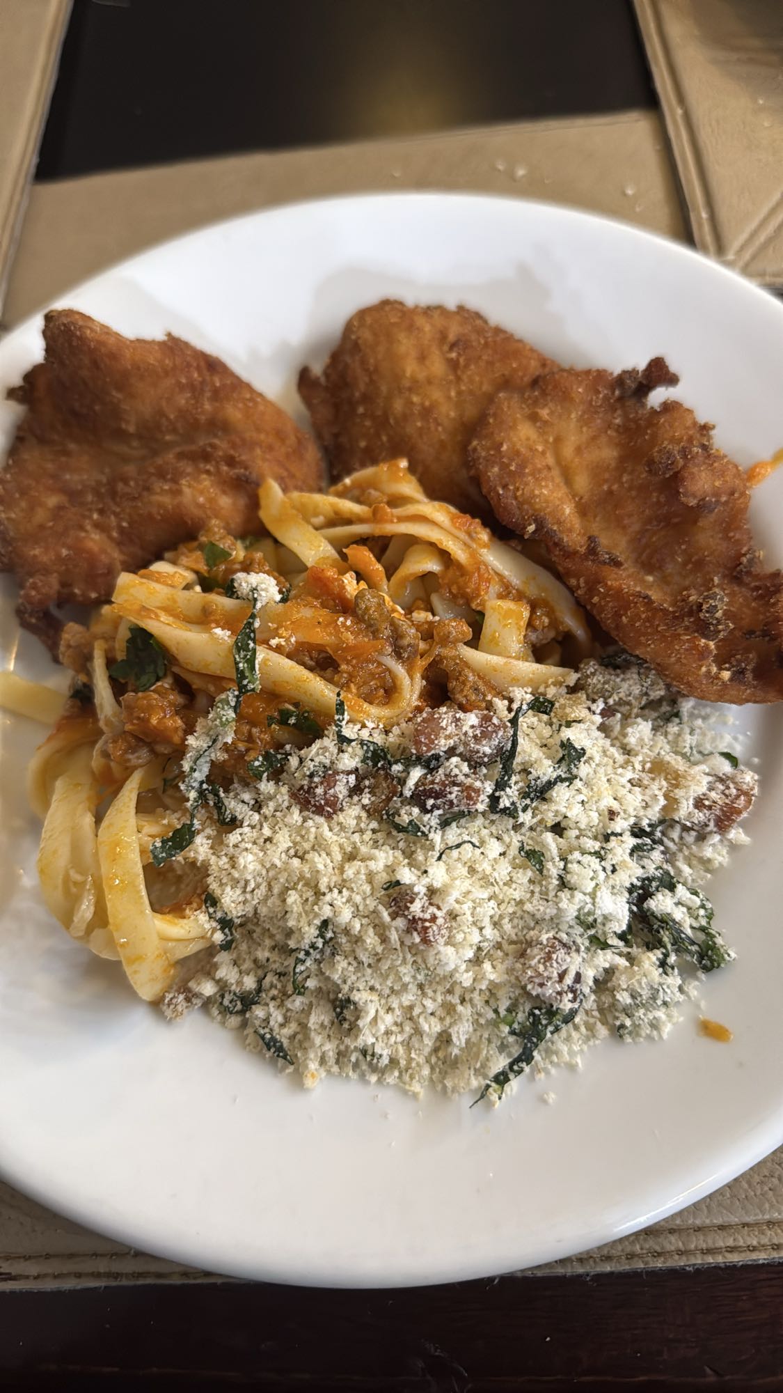 Frango à milanesa com macarrão