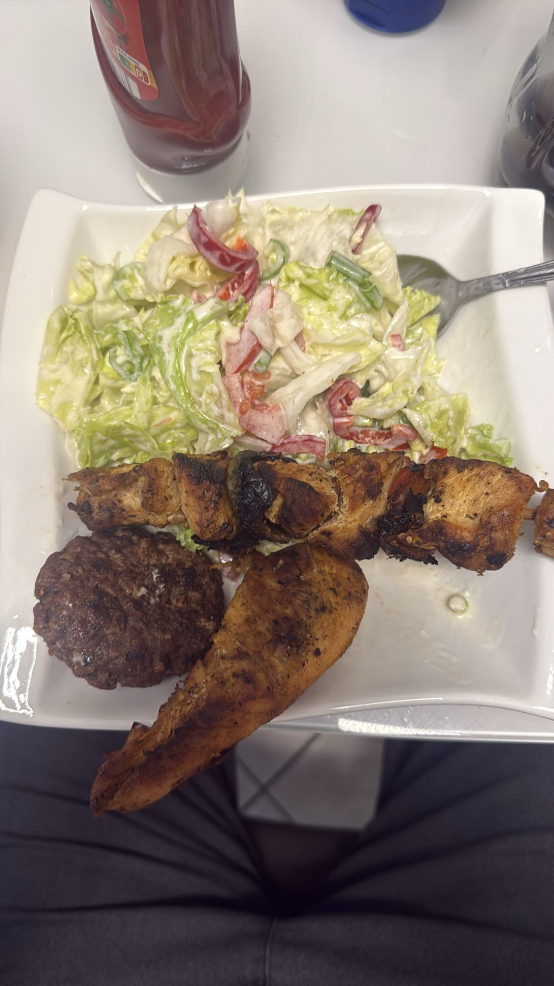 Gegrilltes Hähnchen mit Salat