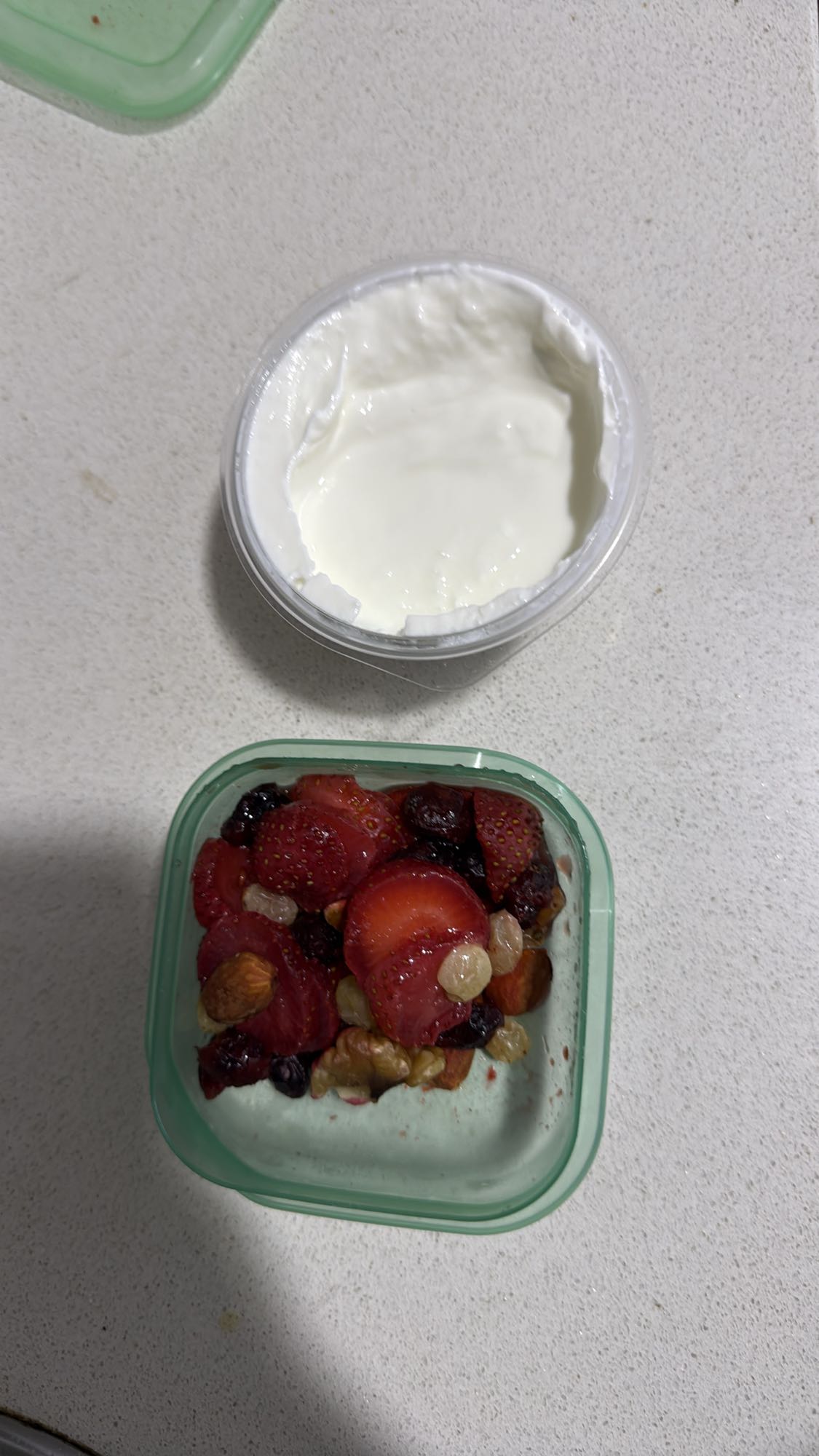 yogur con frutas y nueces