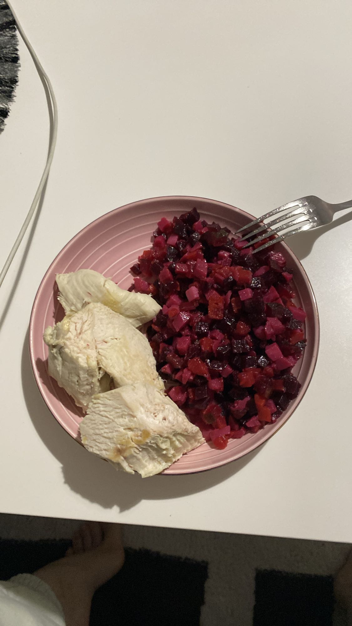 Курка з буряковим салатом та картоплею