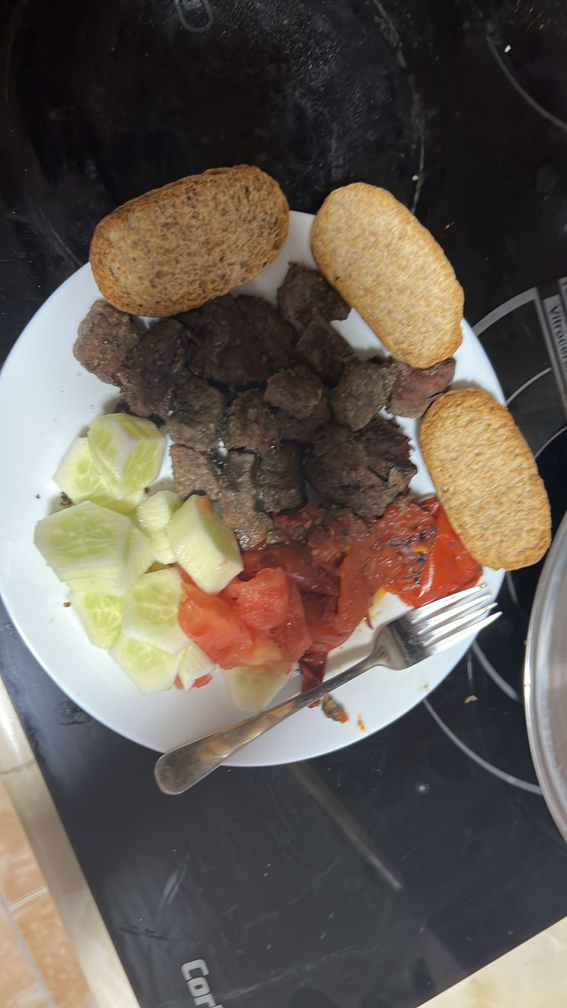 Carne con vegetales y pan