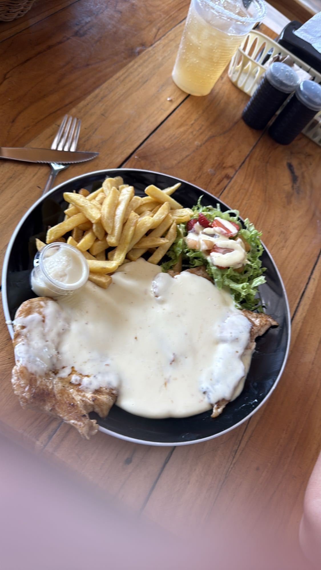 pollo con papas y ensalada