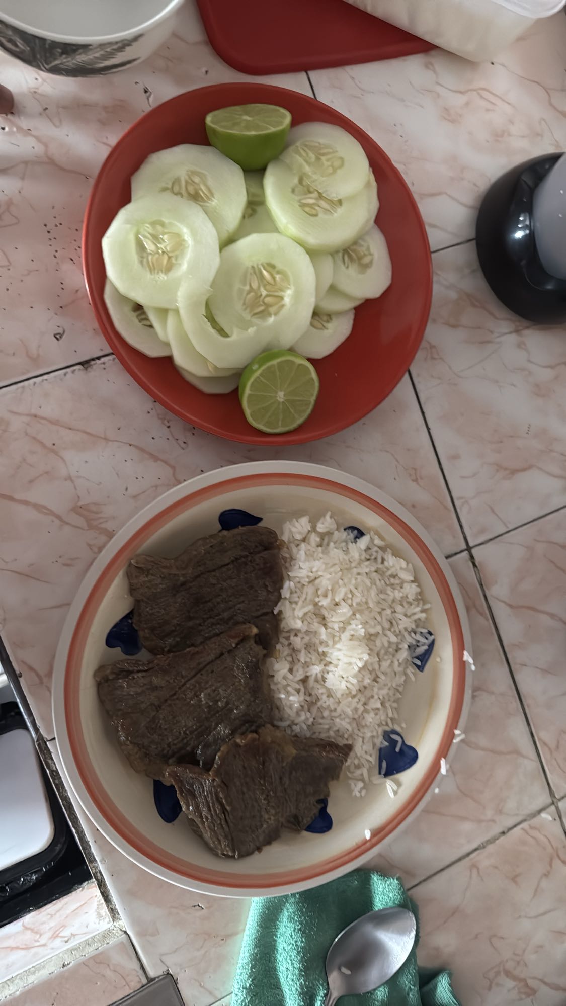Carne, arroz y pepino