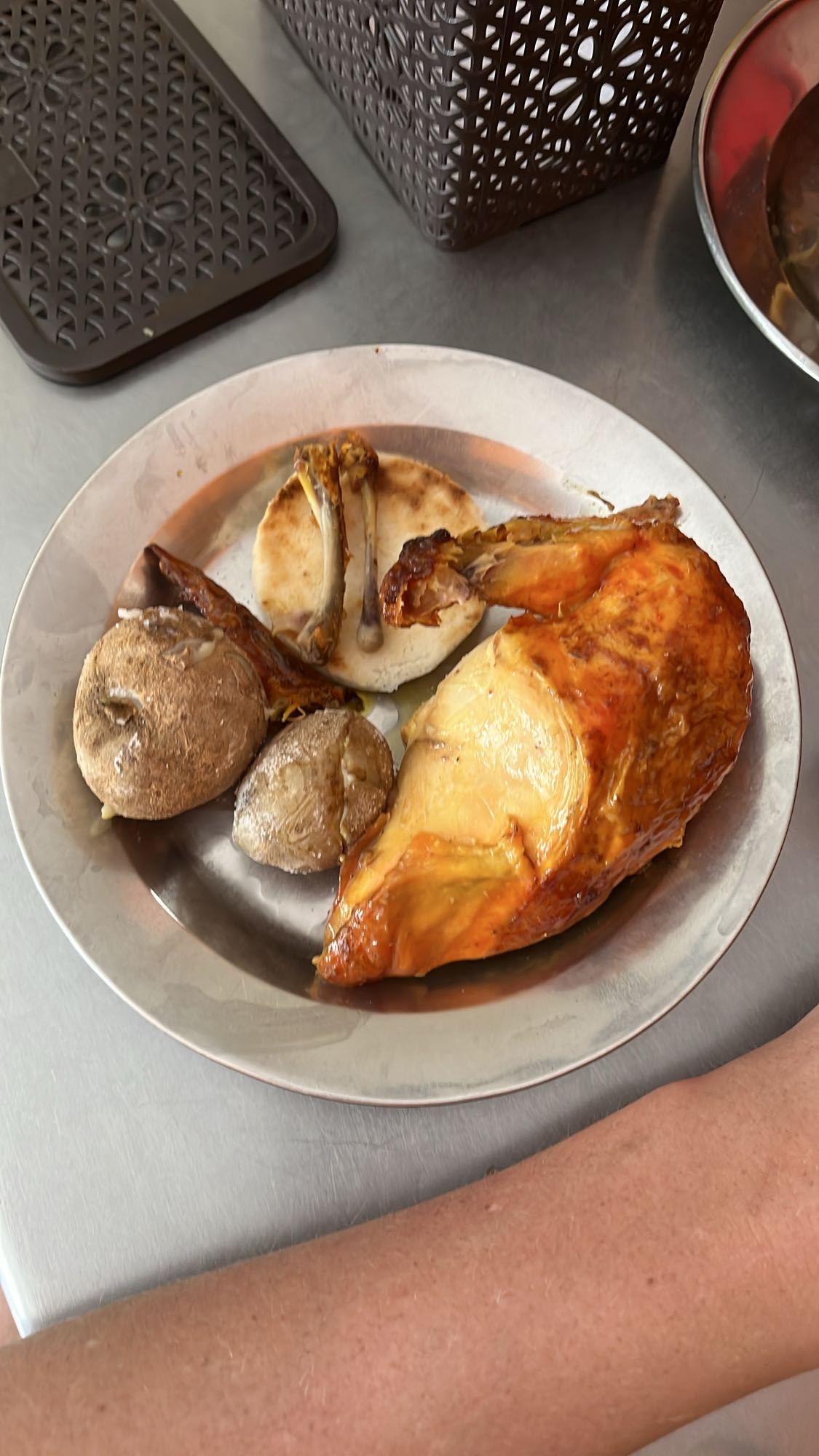 Pollo asado con papas y pan