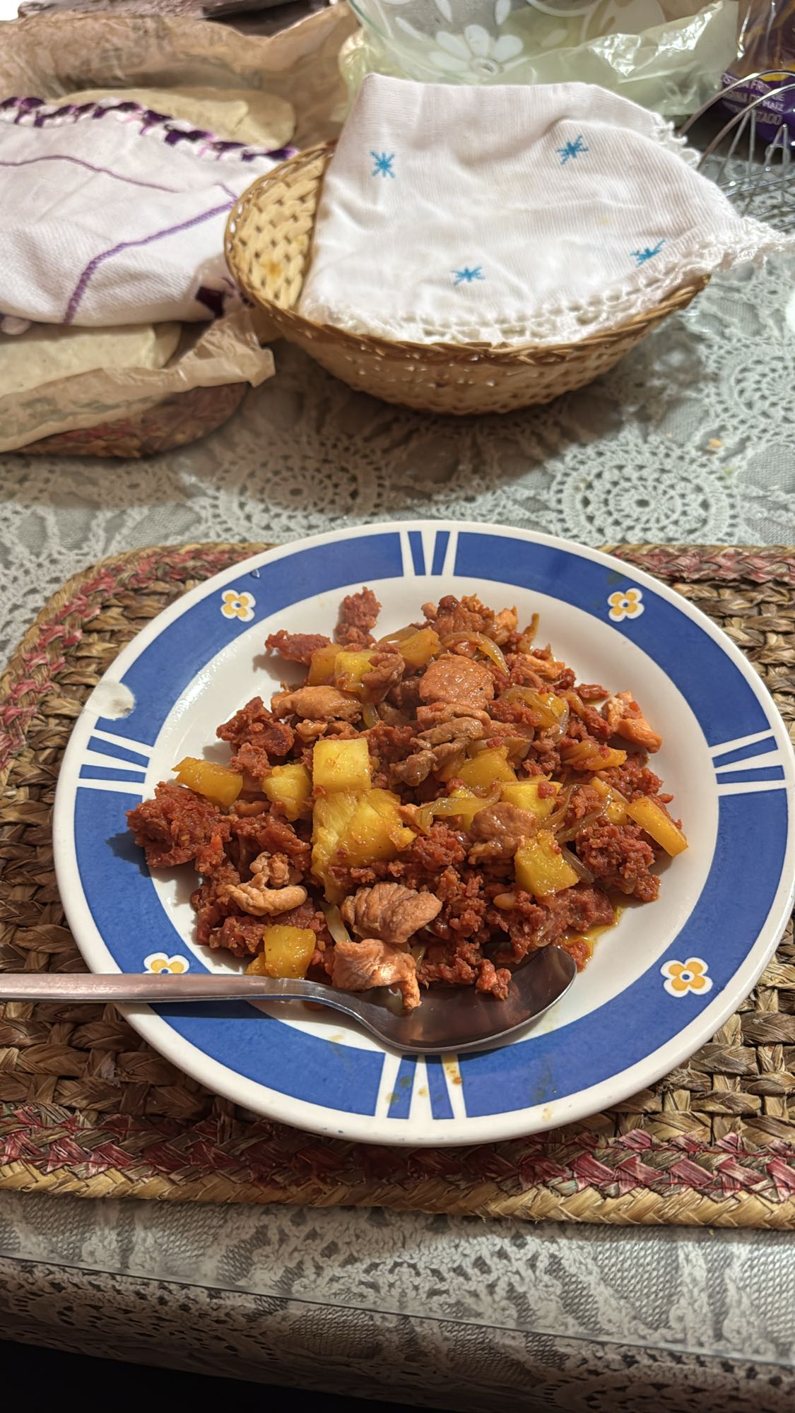 pollo con chorizo y piña