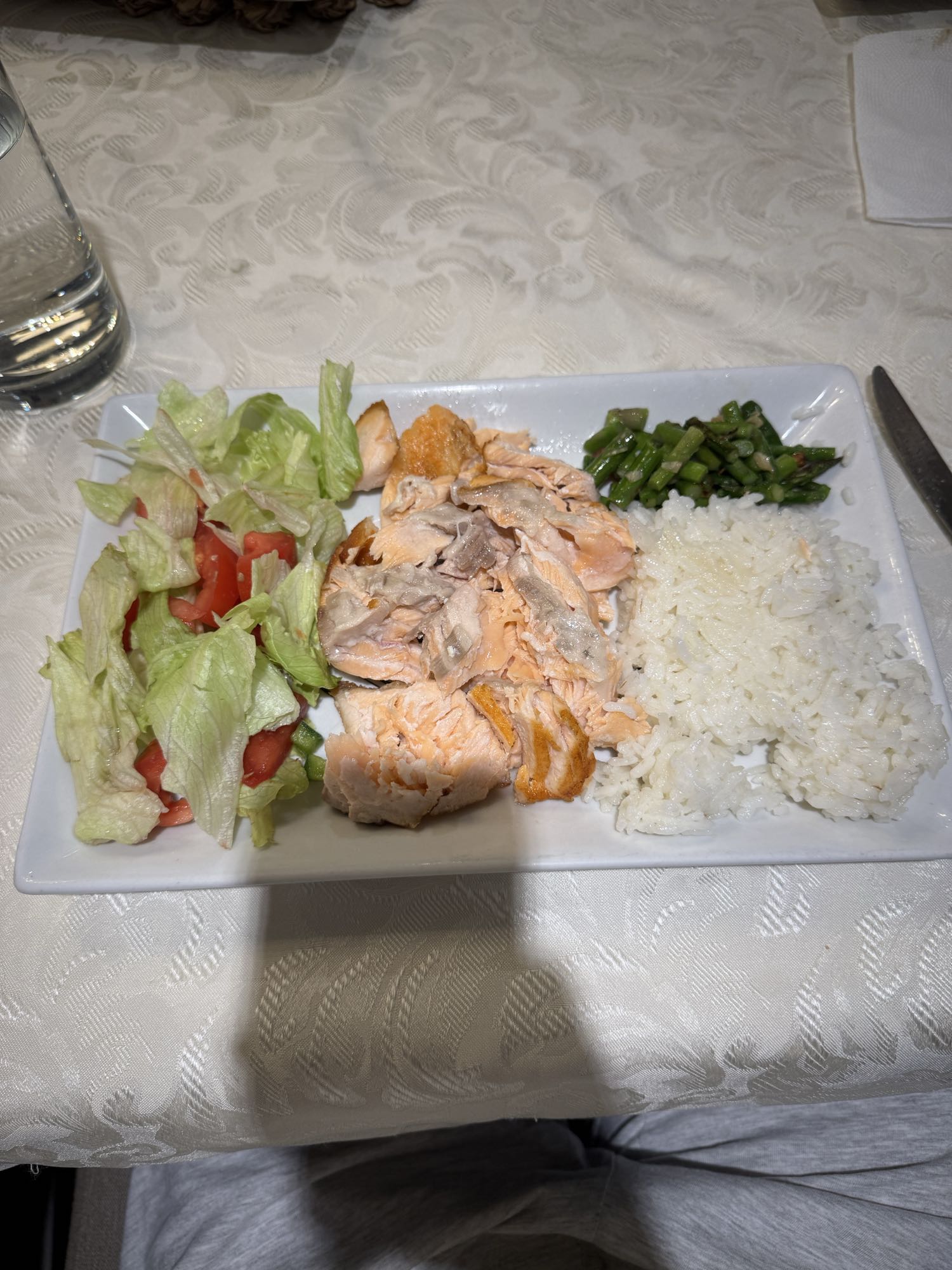 Salmón con arroz y ensalada