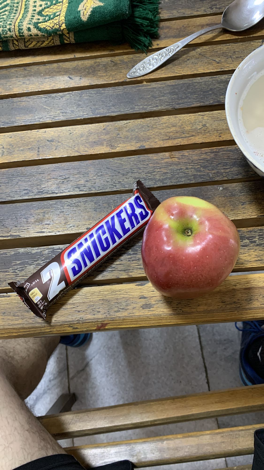 яблоко и сникерс