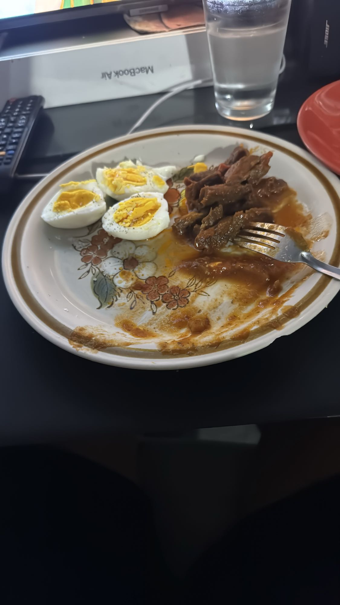 huevo cocido y carne guisada