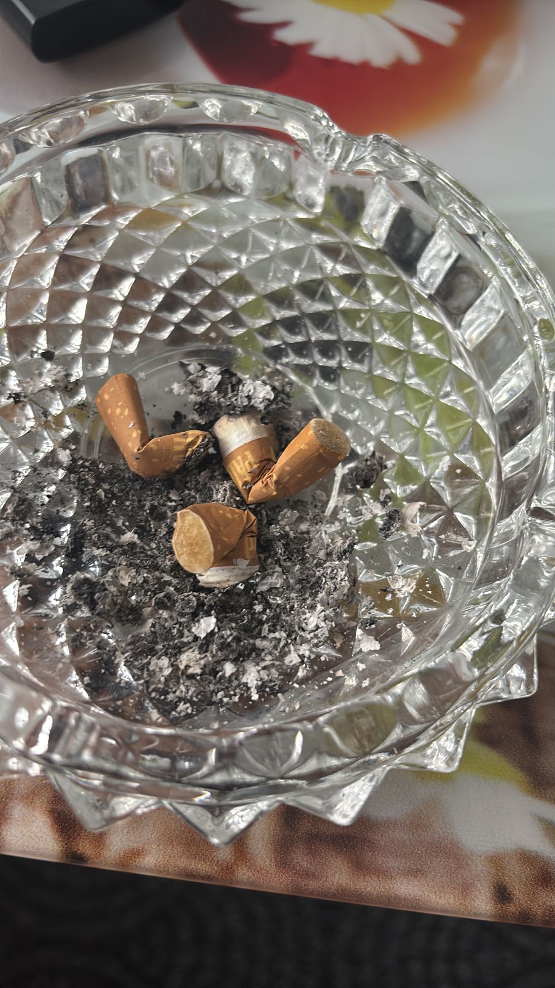 أعقاب السجائر والرماد