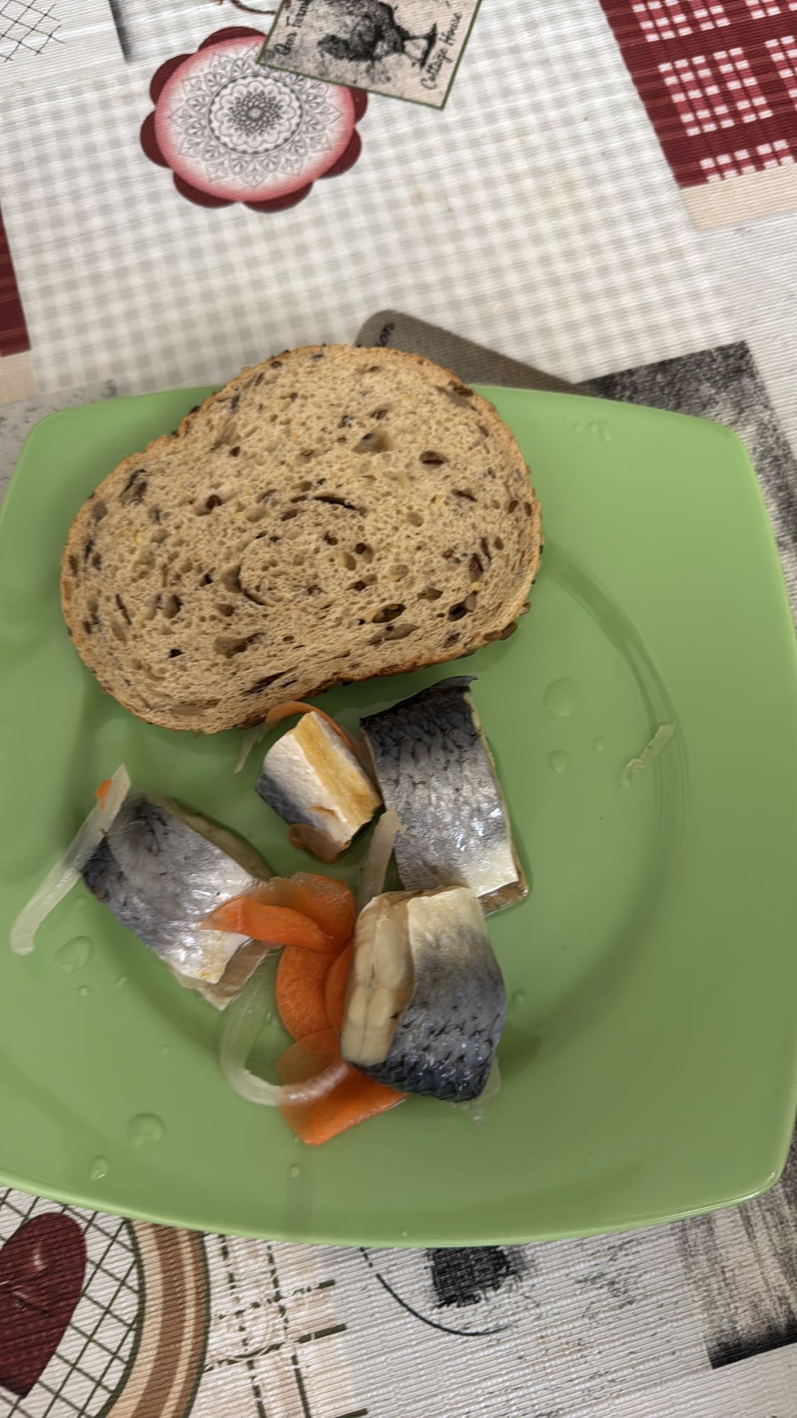 Pâine cu hering și legume