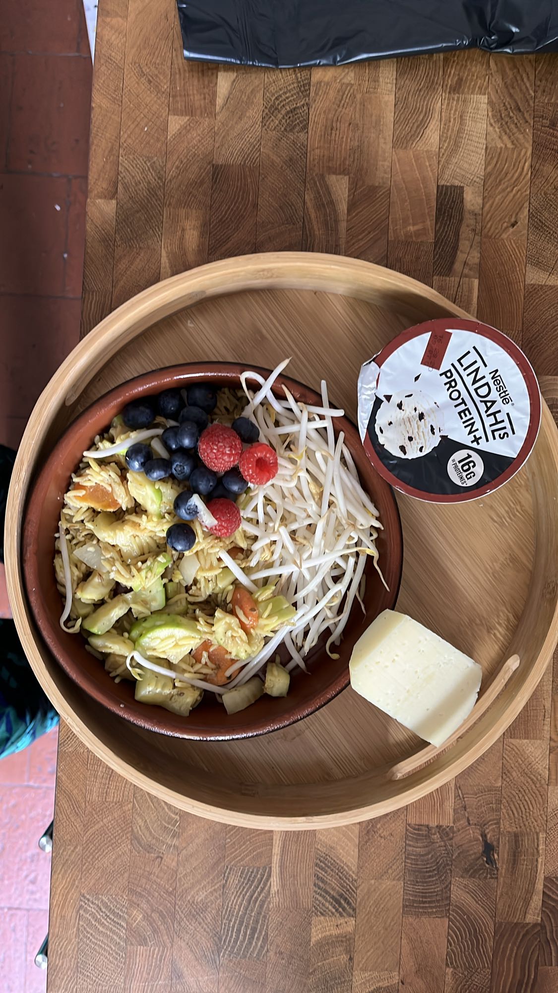 Bol légumes, fromage, yaourt