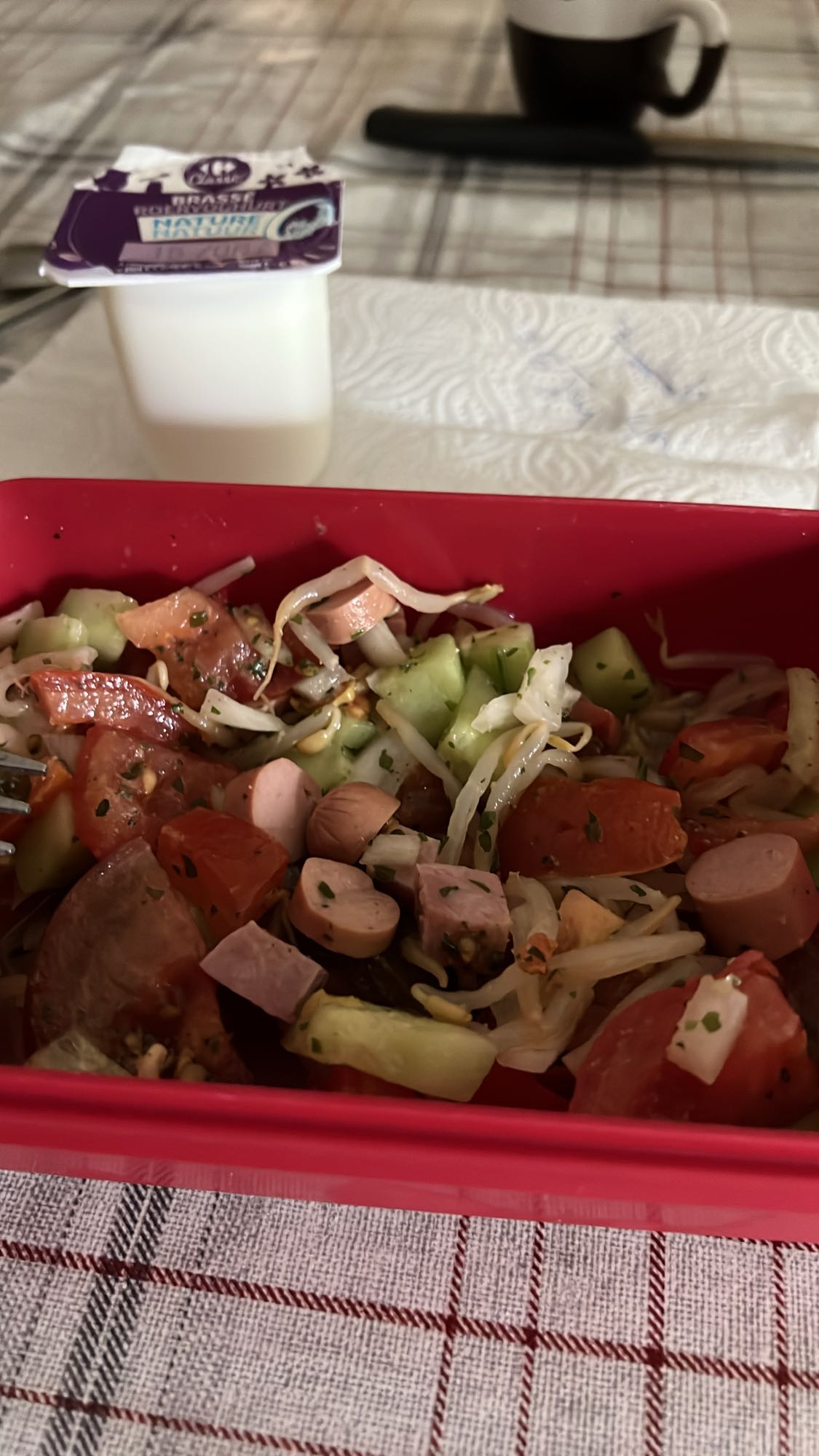 Salade saucisse et yaourt