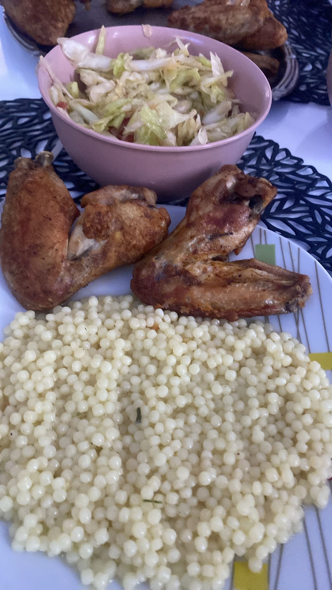 Aripioare cu salată și paste