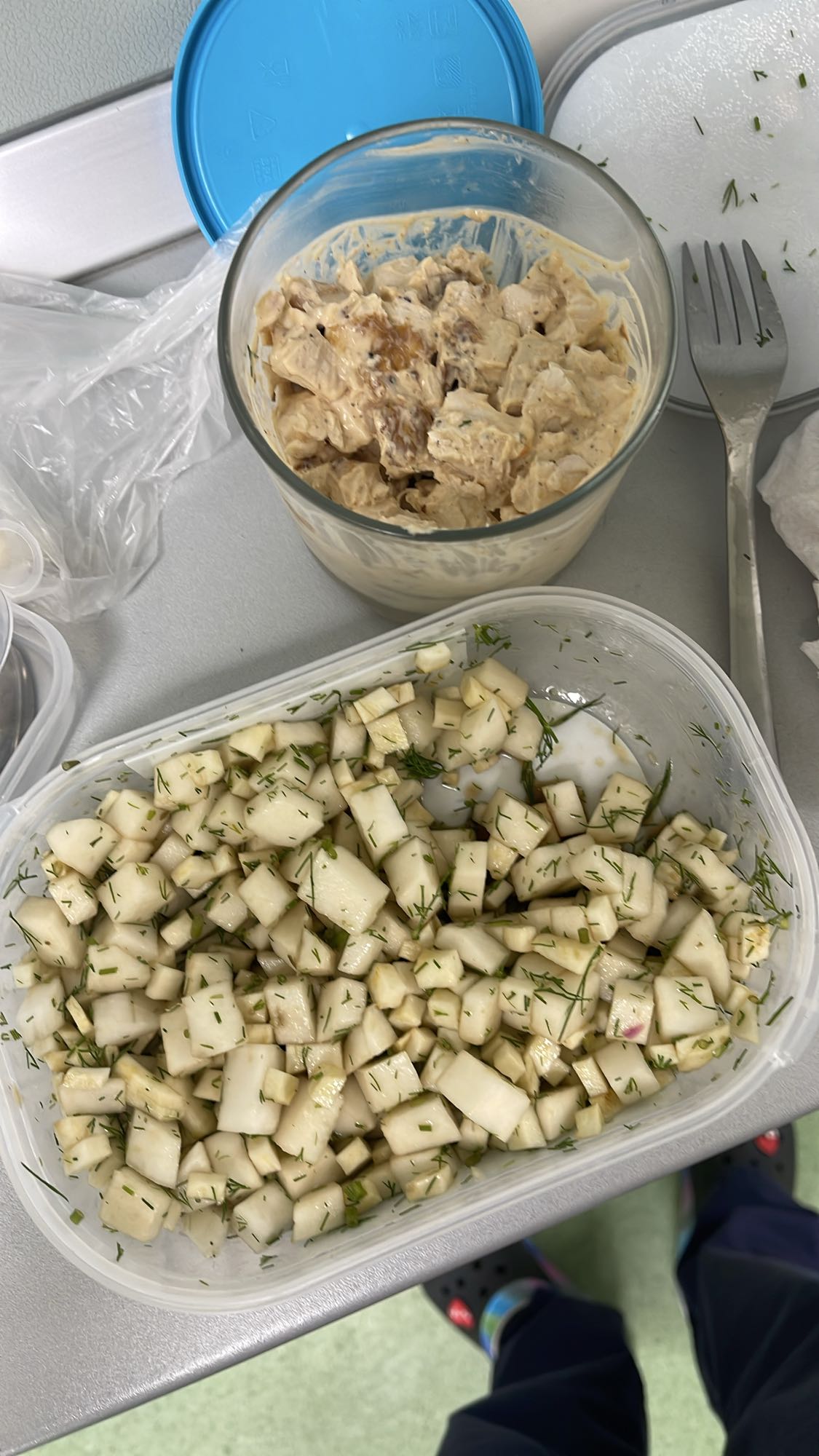 Salată cu pui și țelină