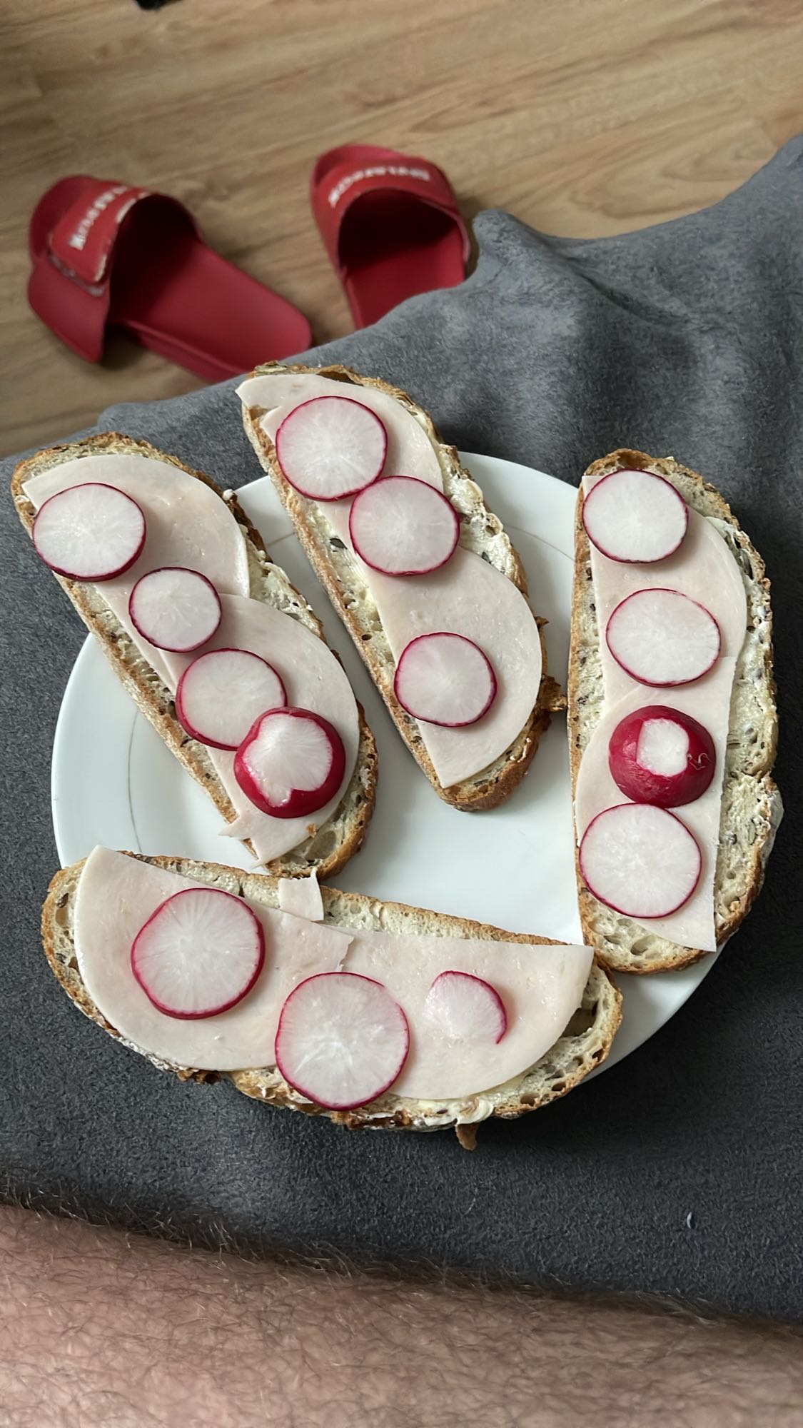 Kanapki z rzodkiewką i szynką