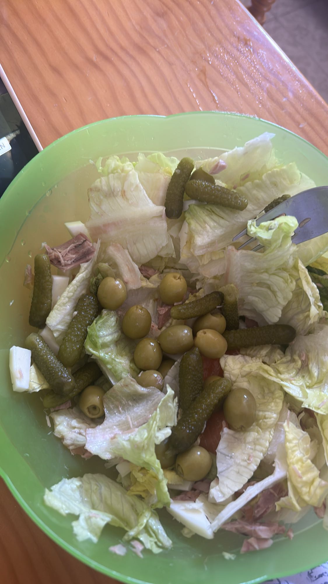 Ensalada con atún y pepinillos