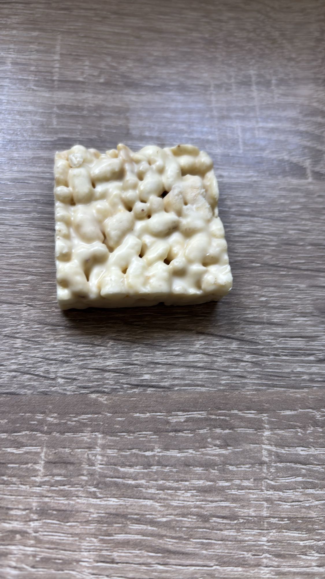 Weiße Puffreis-Schnitte