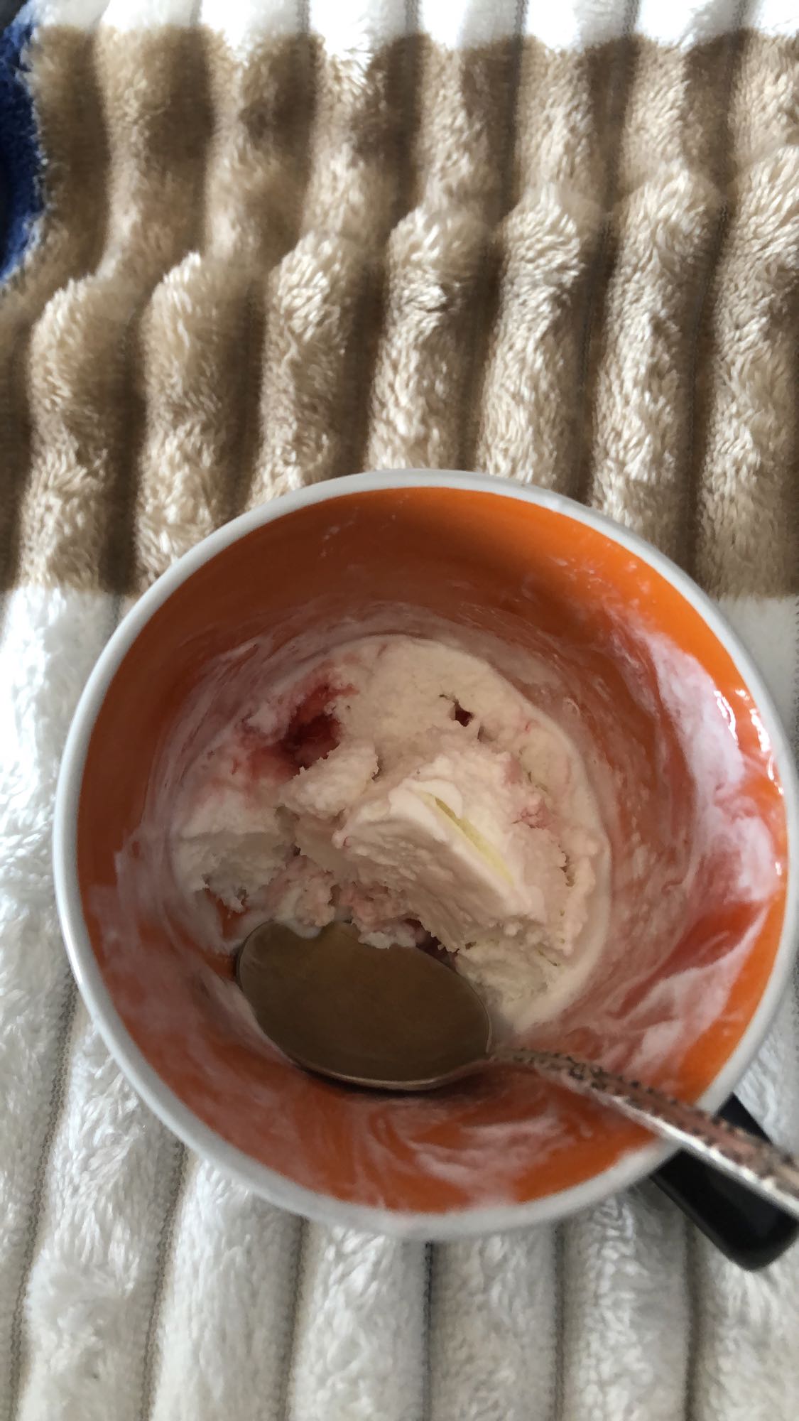 клубничное мороженое