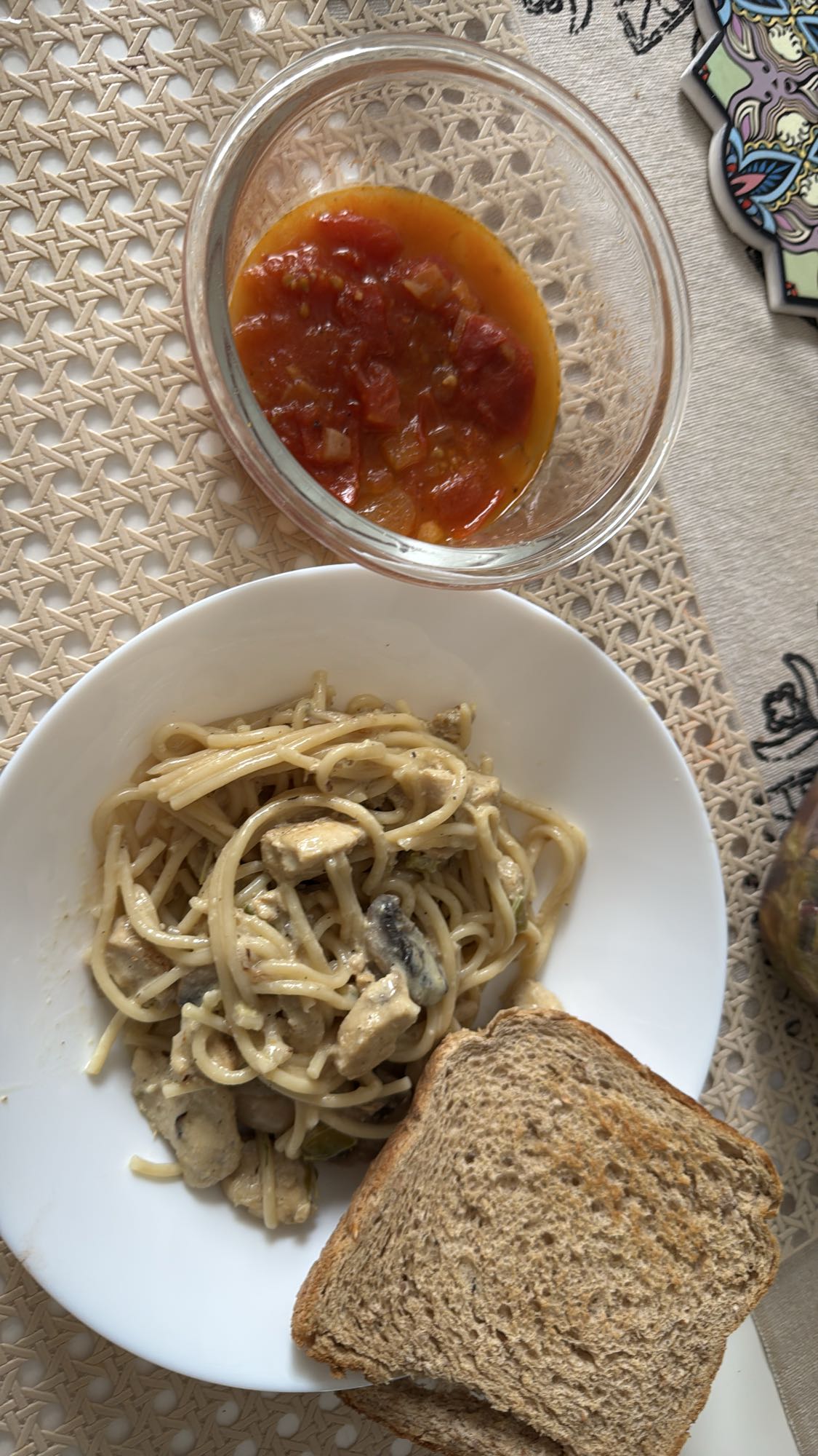 Krämig pasta med bröd