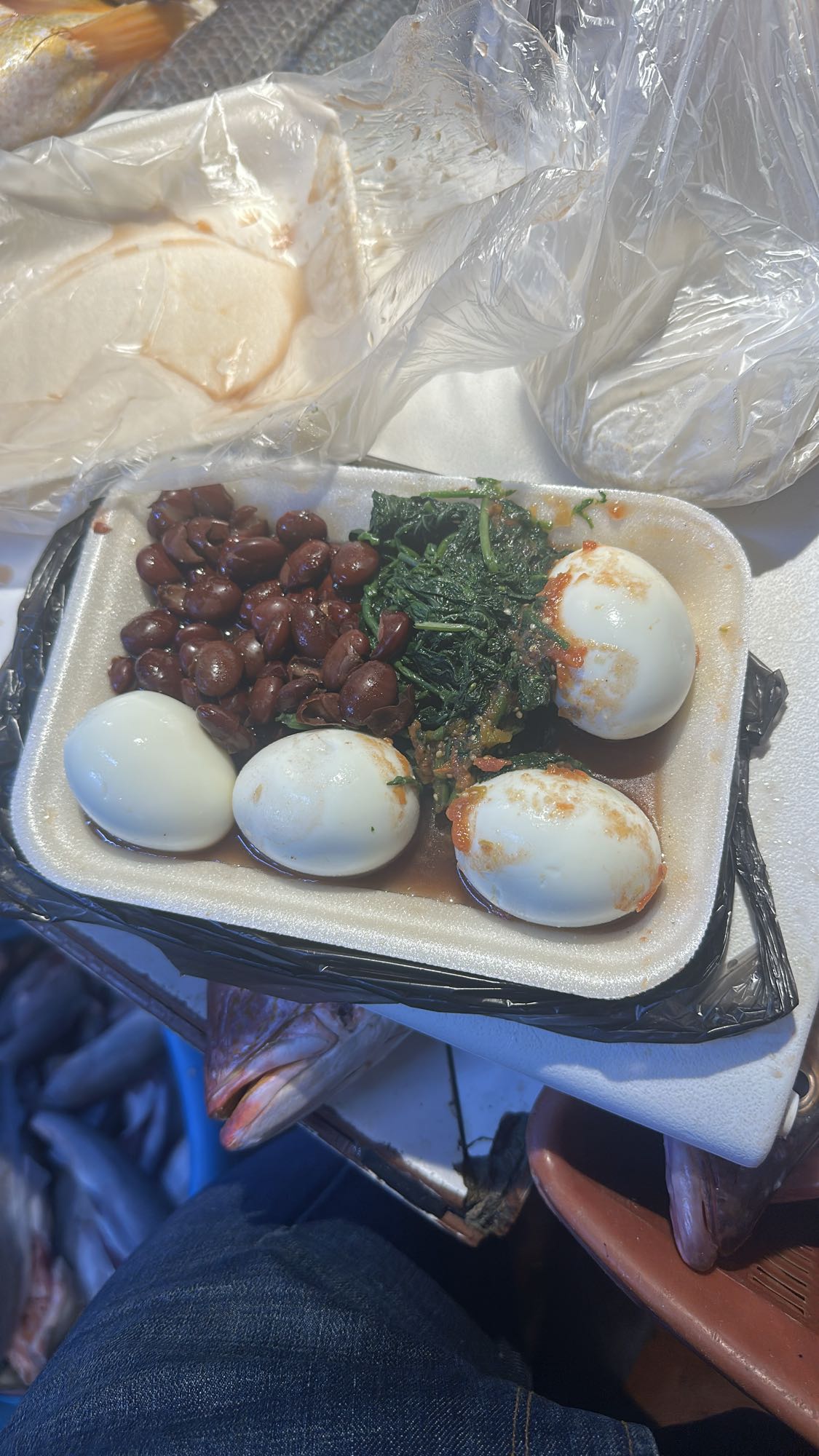 Huevos con frijoles y espinaca