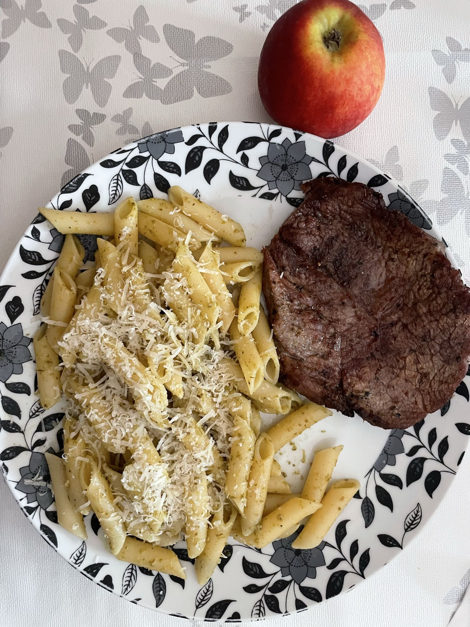 Pasta mit Steak und Apfel