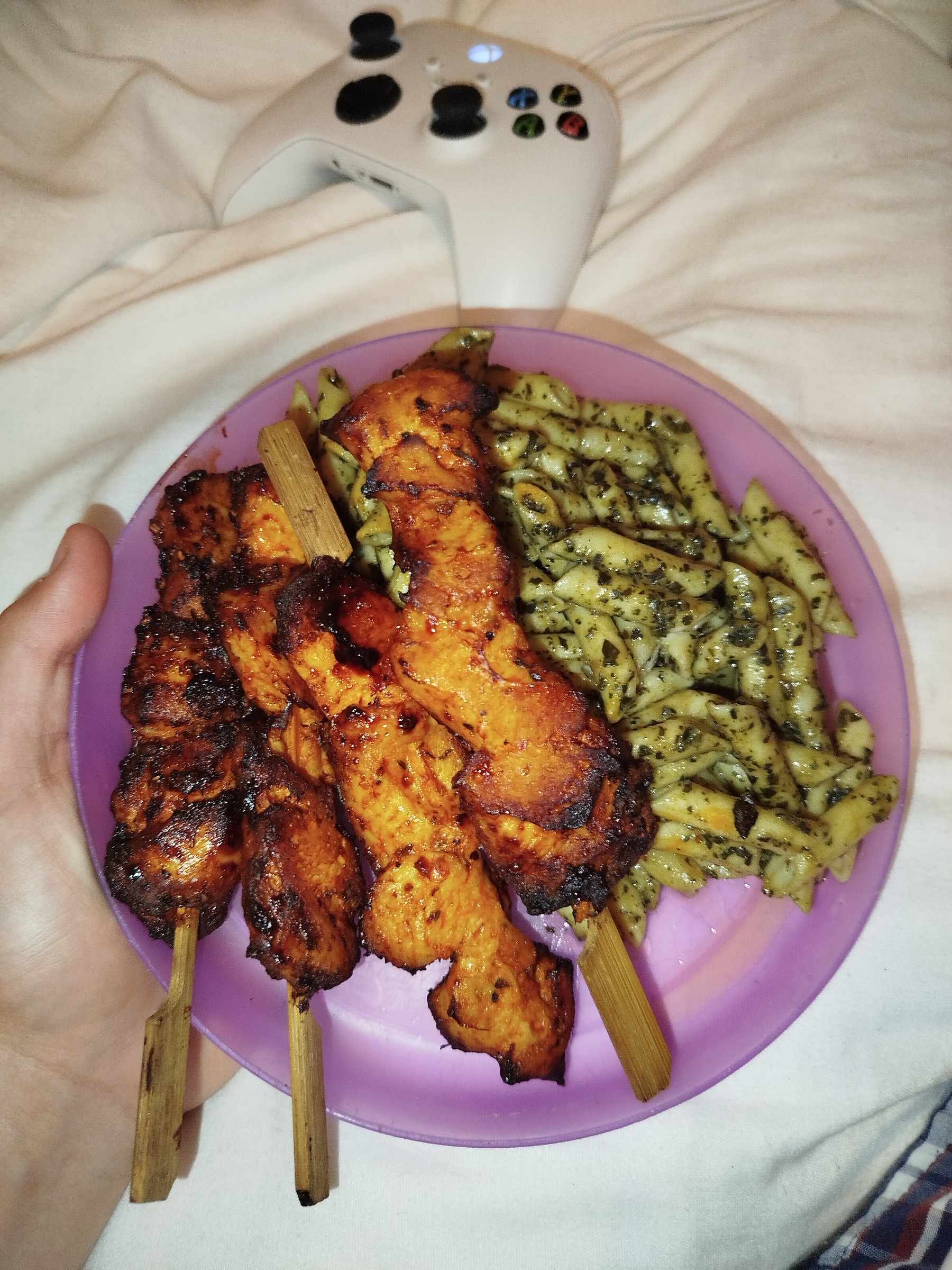 Brochetas con pasta pesto