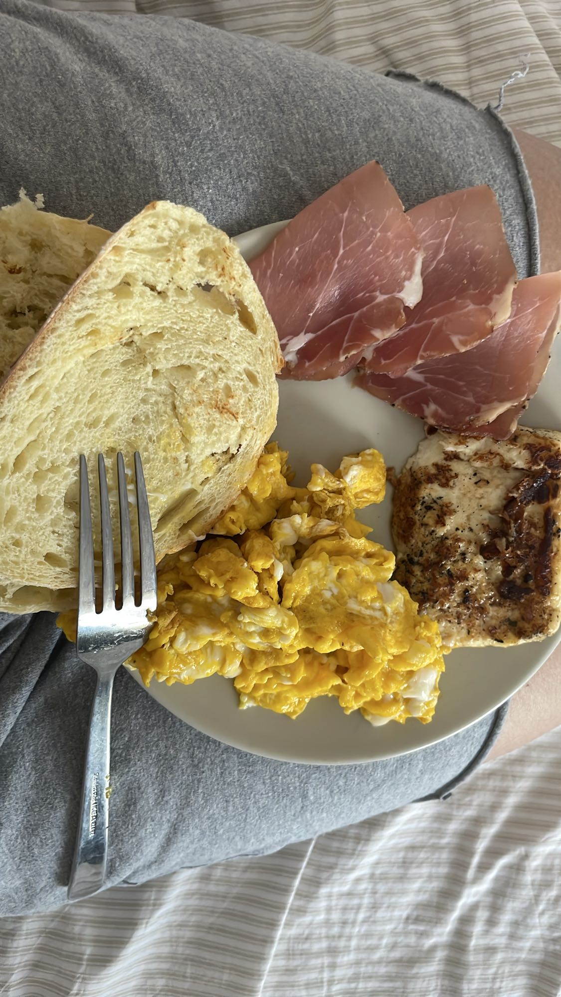 Mic dejun cu ouă și șuncă