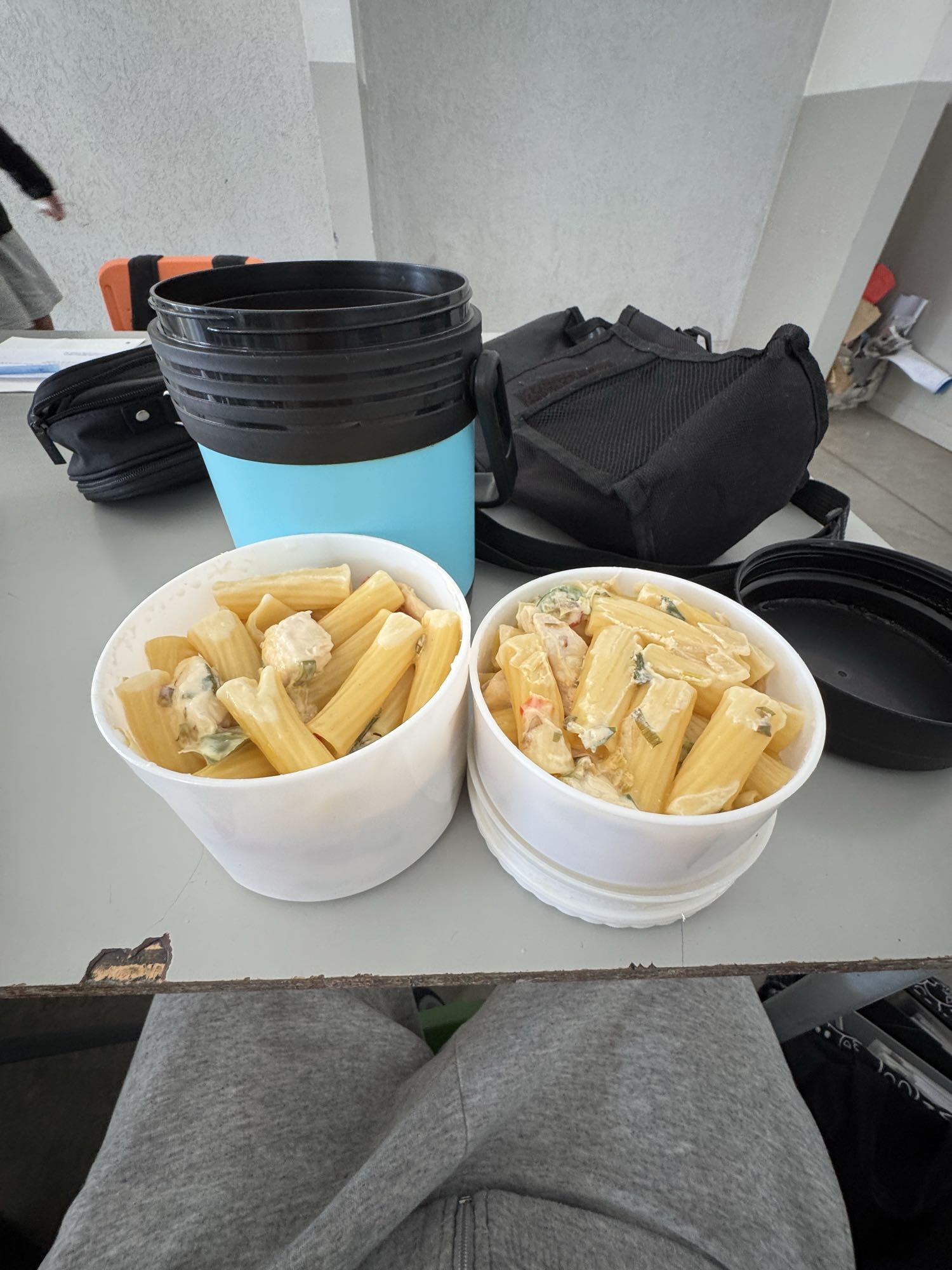 pasta con crema, verduras y pechuga de pollo