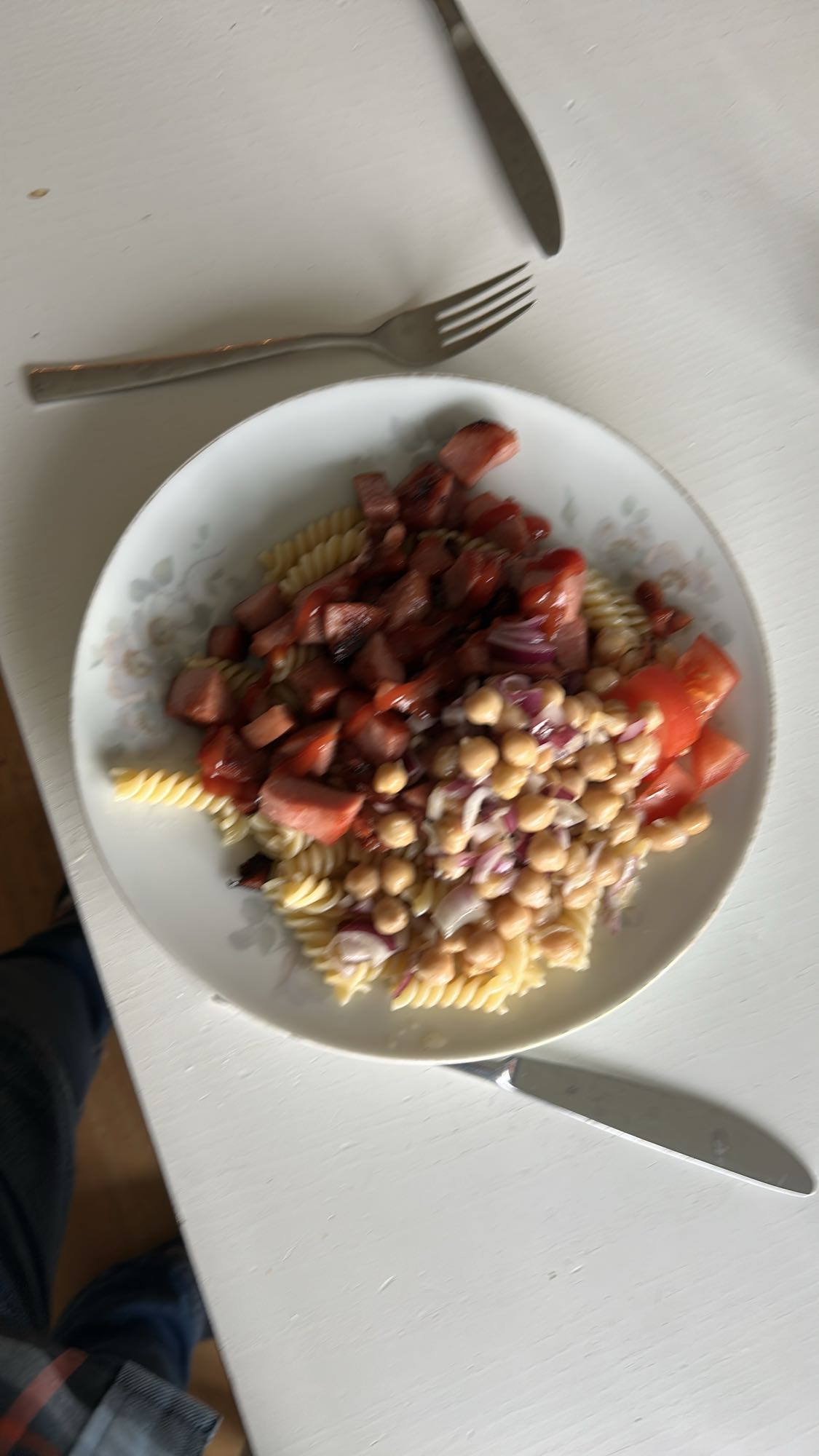 Pasta med kikärtor och korv