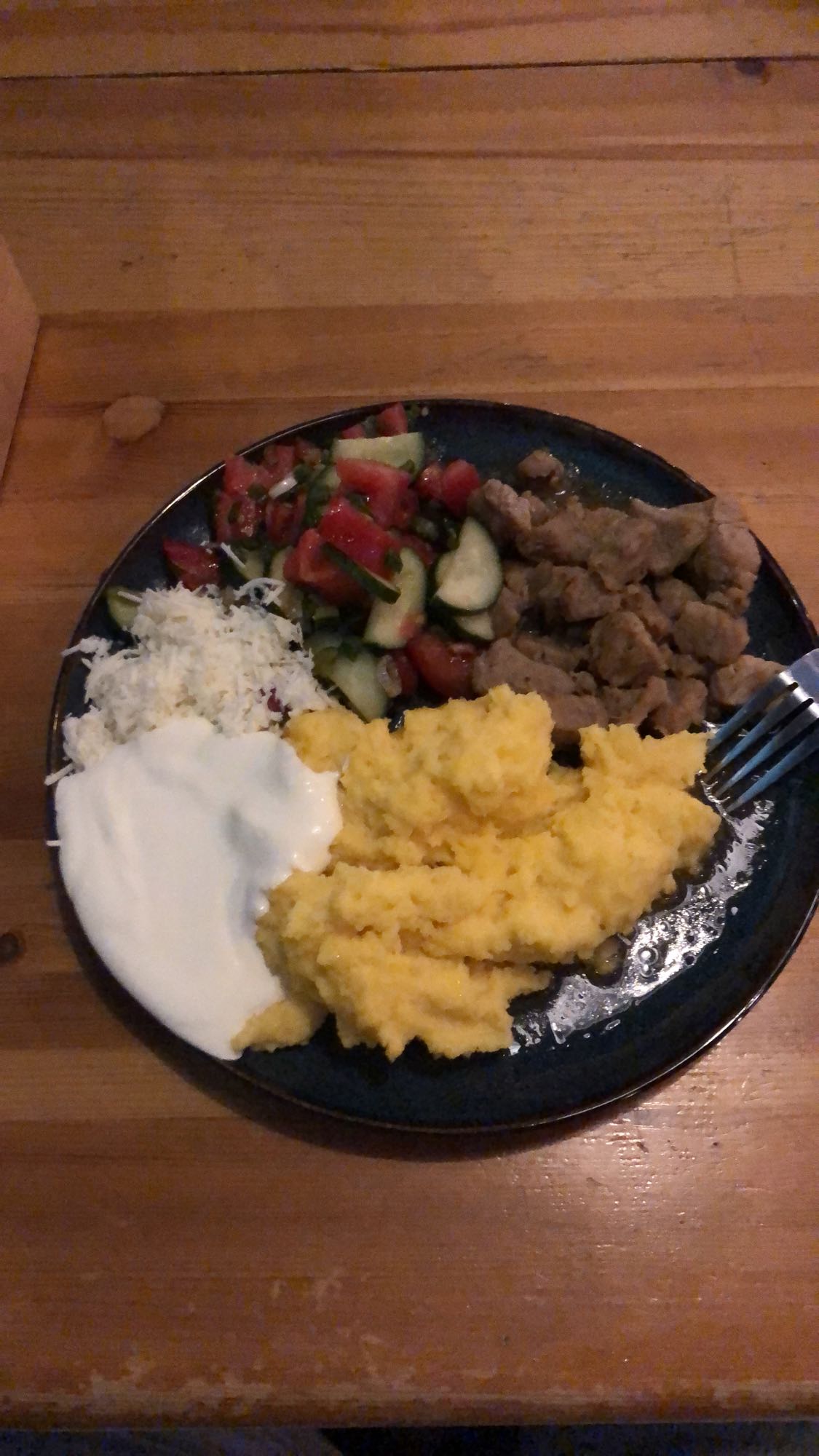 мамалыга с мясом и салатом