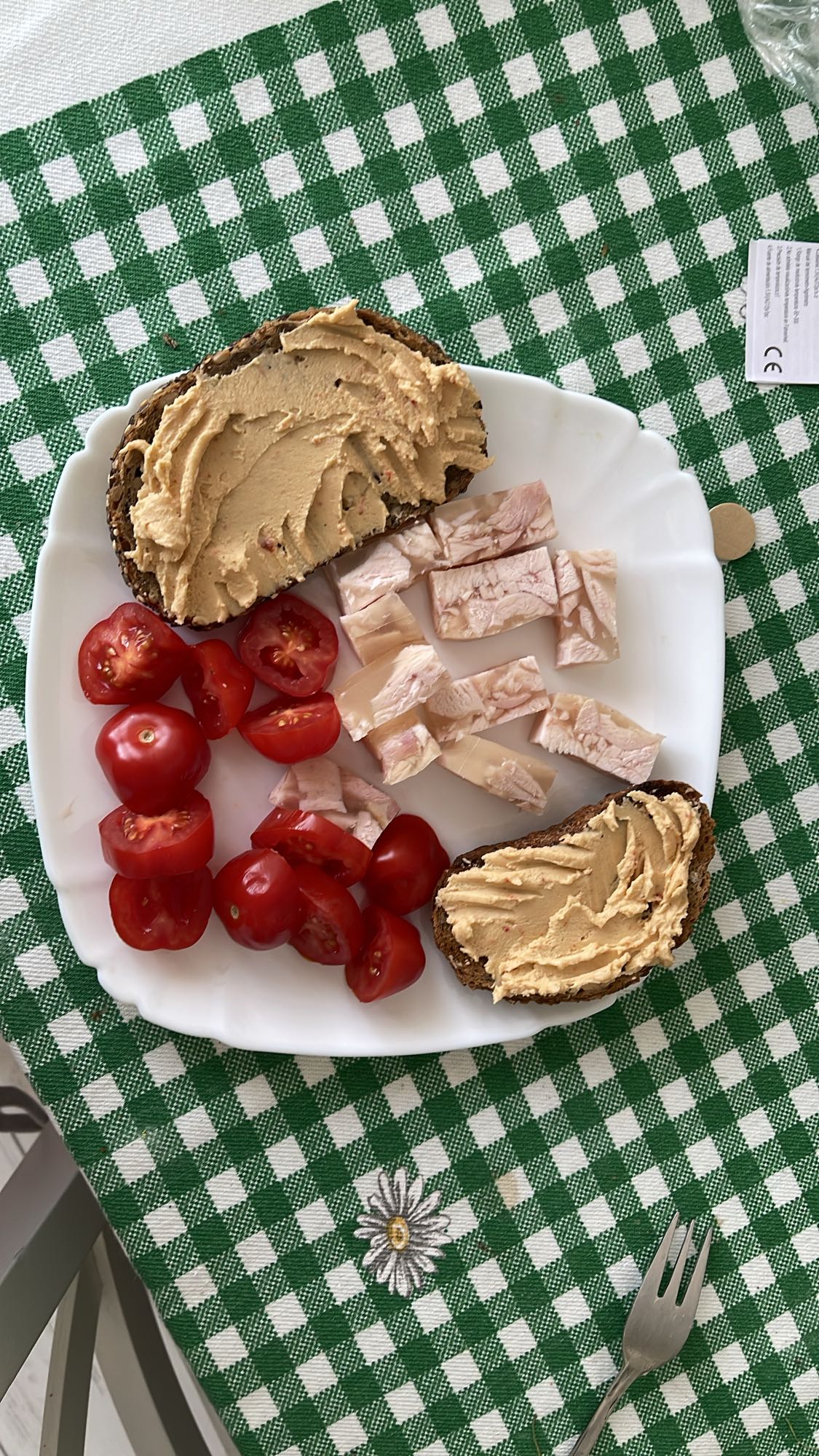 Mic dejun cu pâine și pate