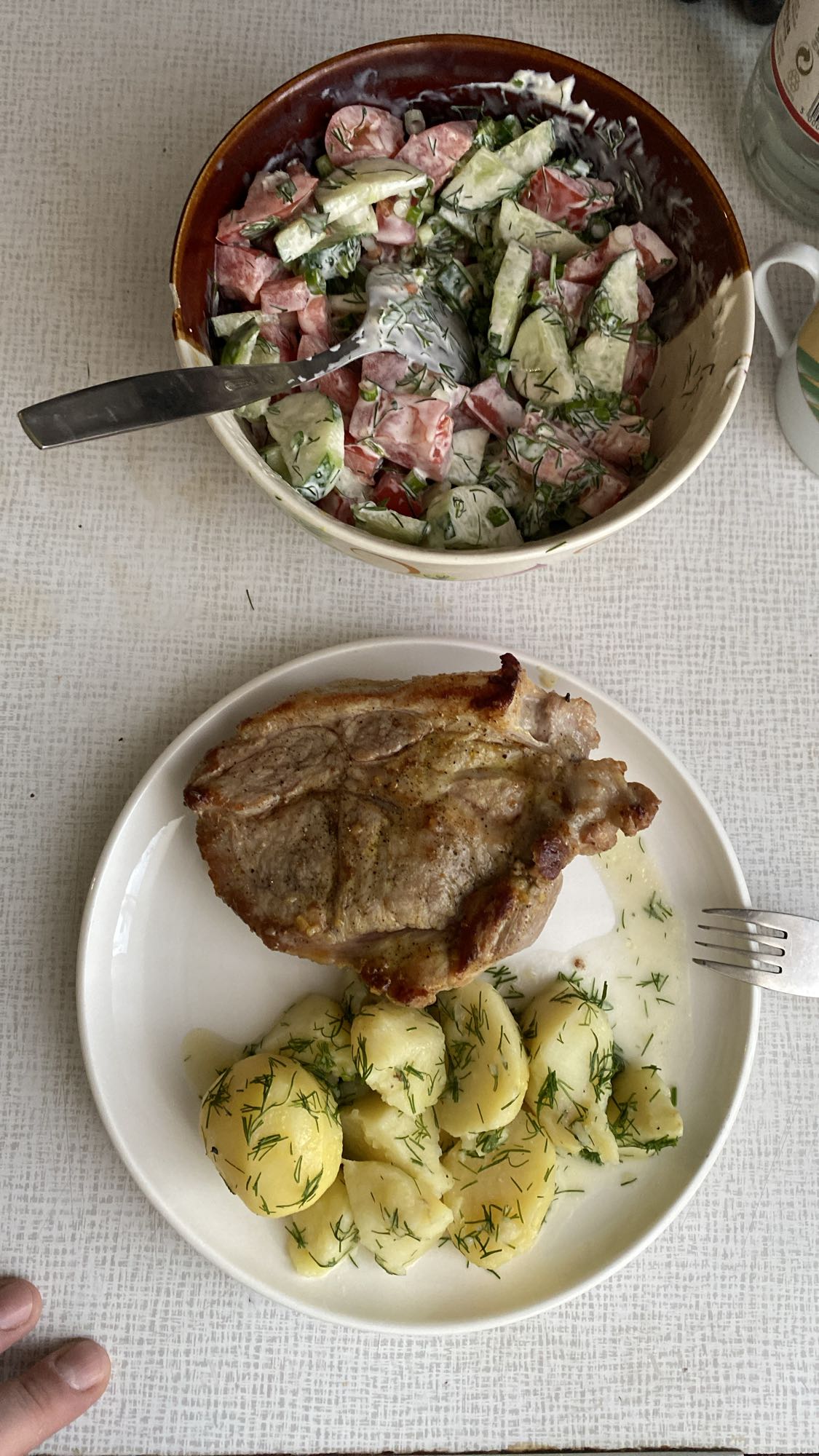 Свинина с картошкой и салатом