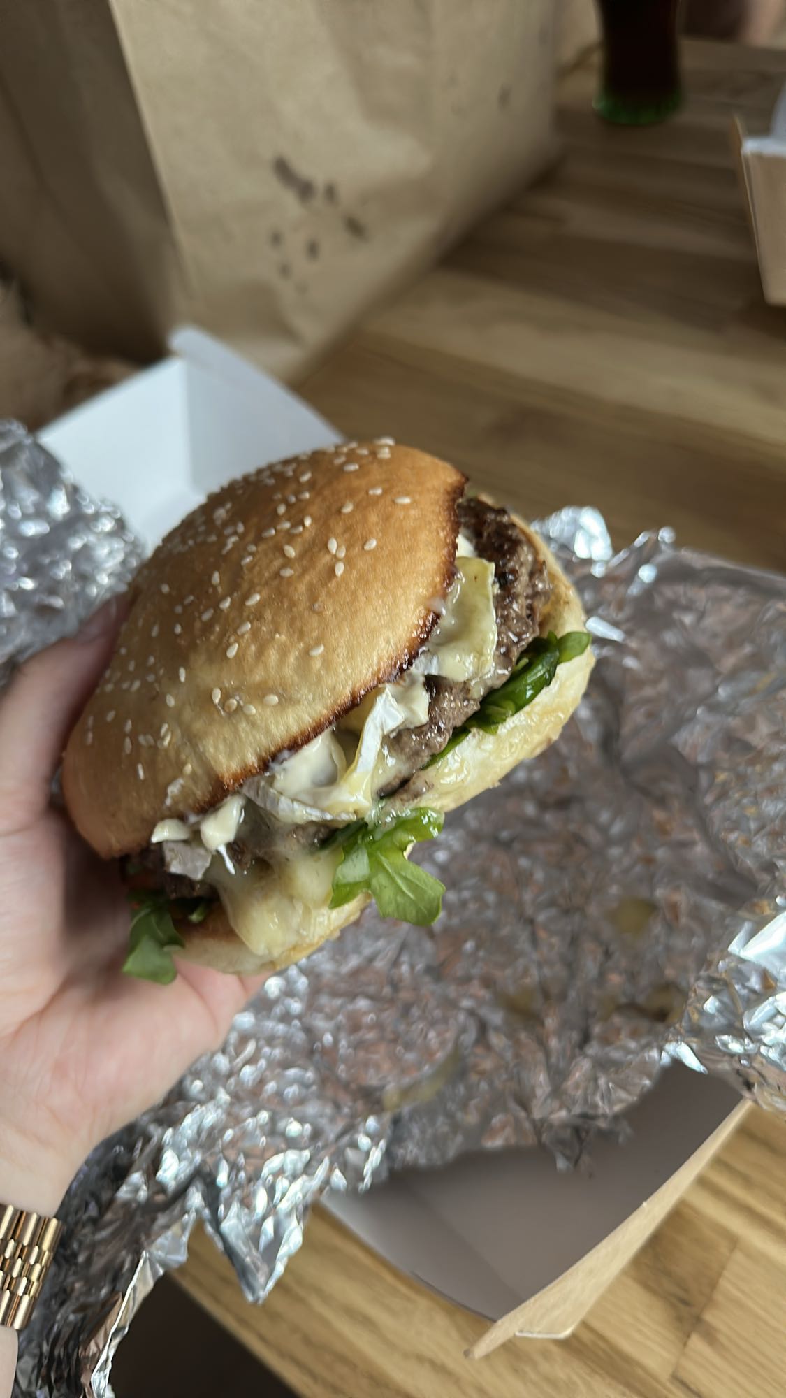 Burger z serem i sałatą