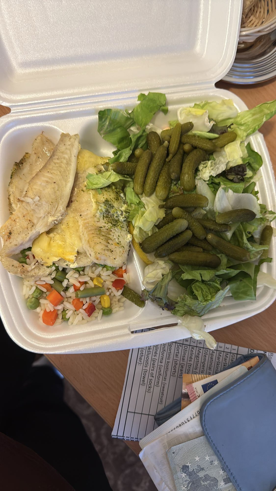 Pește cu orez și salată