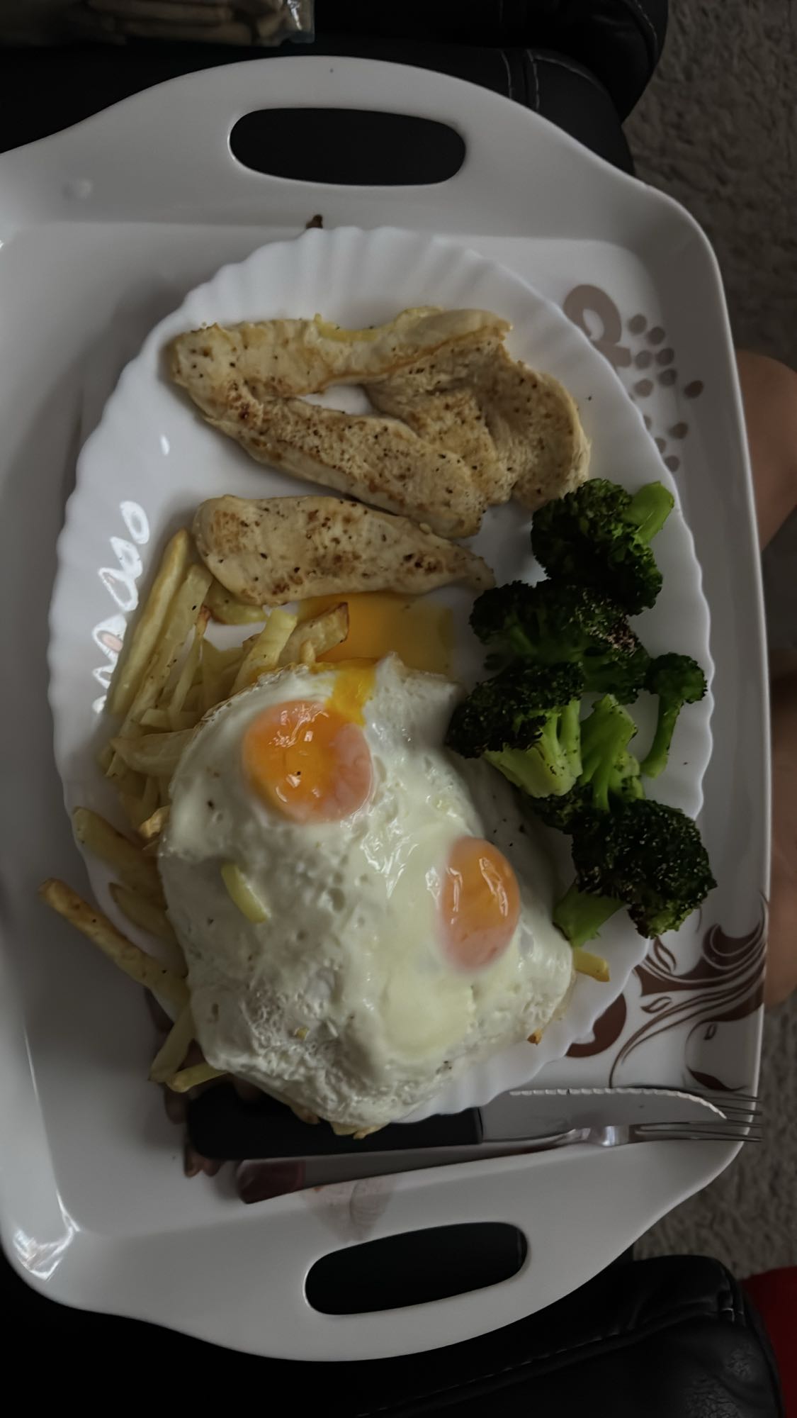 Huevos con pollo y brócoli