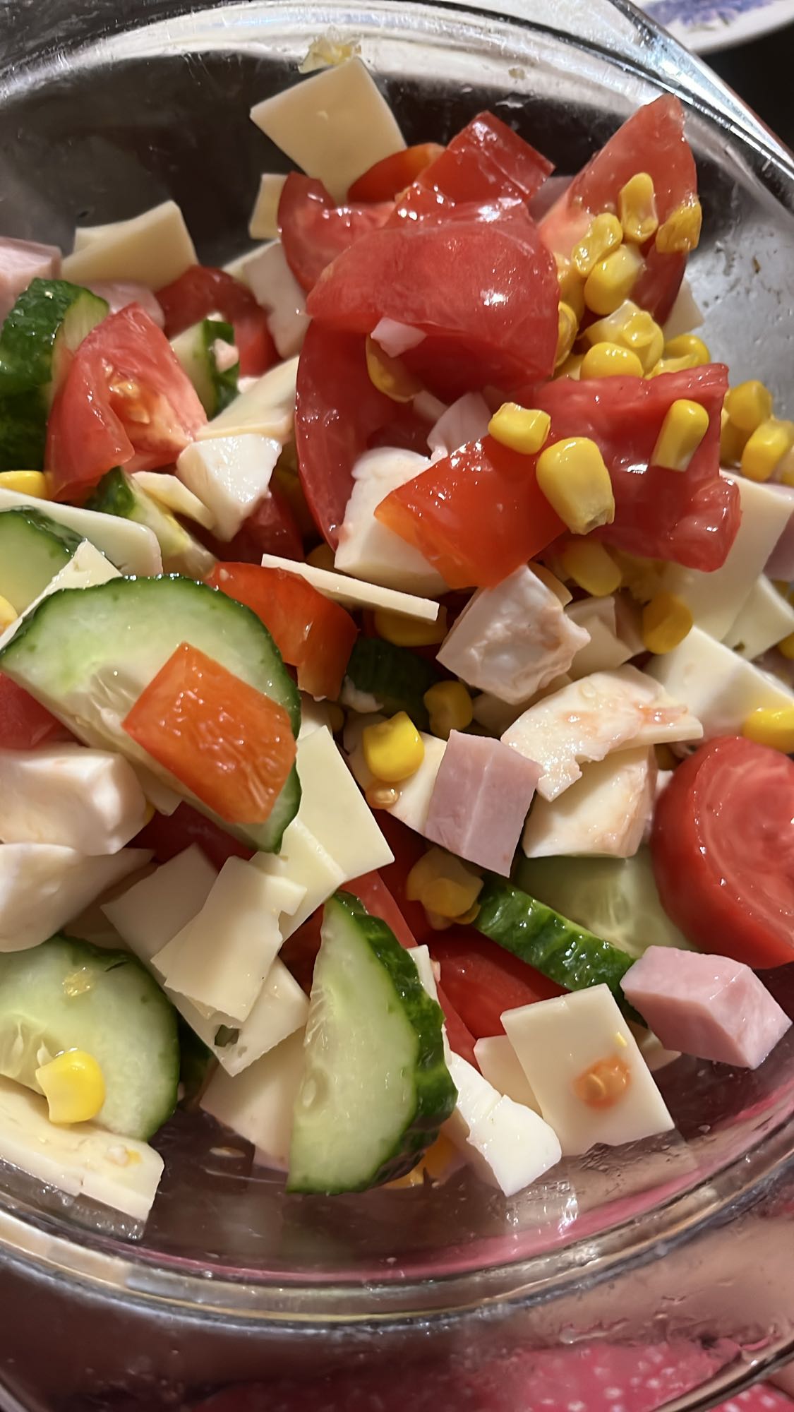 Salată cu șuncă și brânză