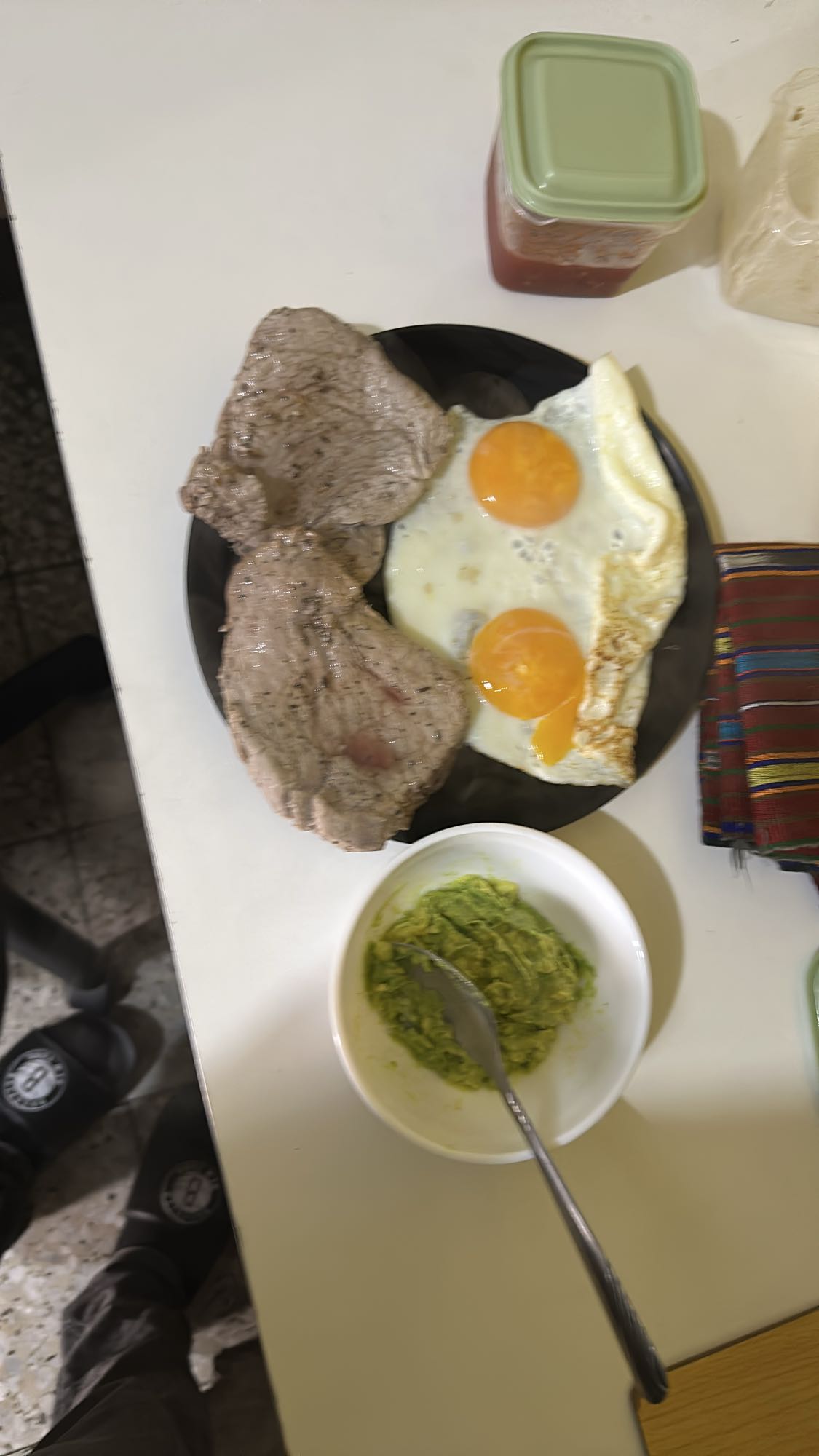Bistec con huevos y aguacate