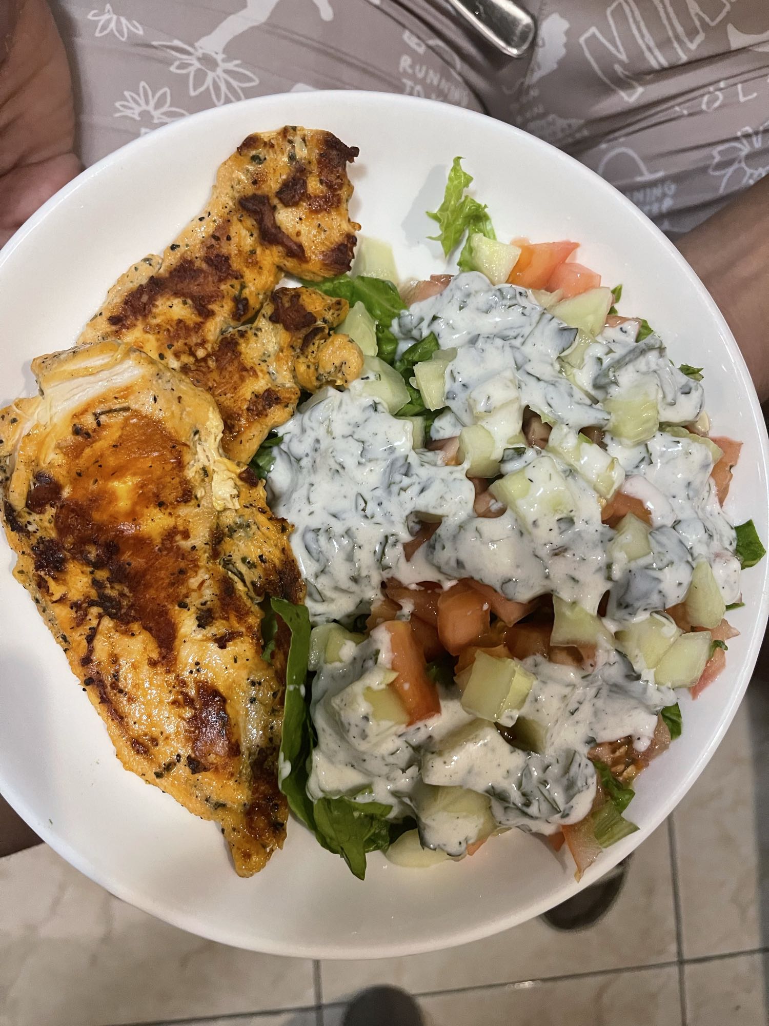 Pollo con ensalada