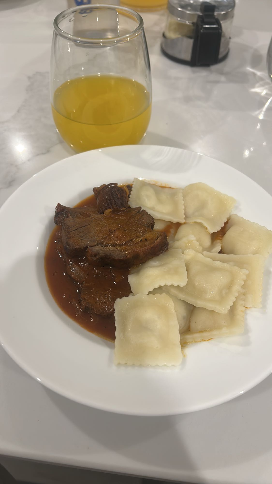Ravioles con carne y jugo