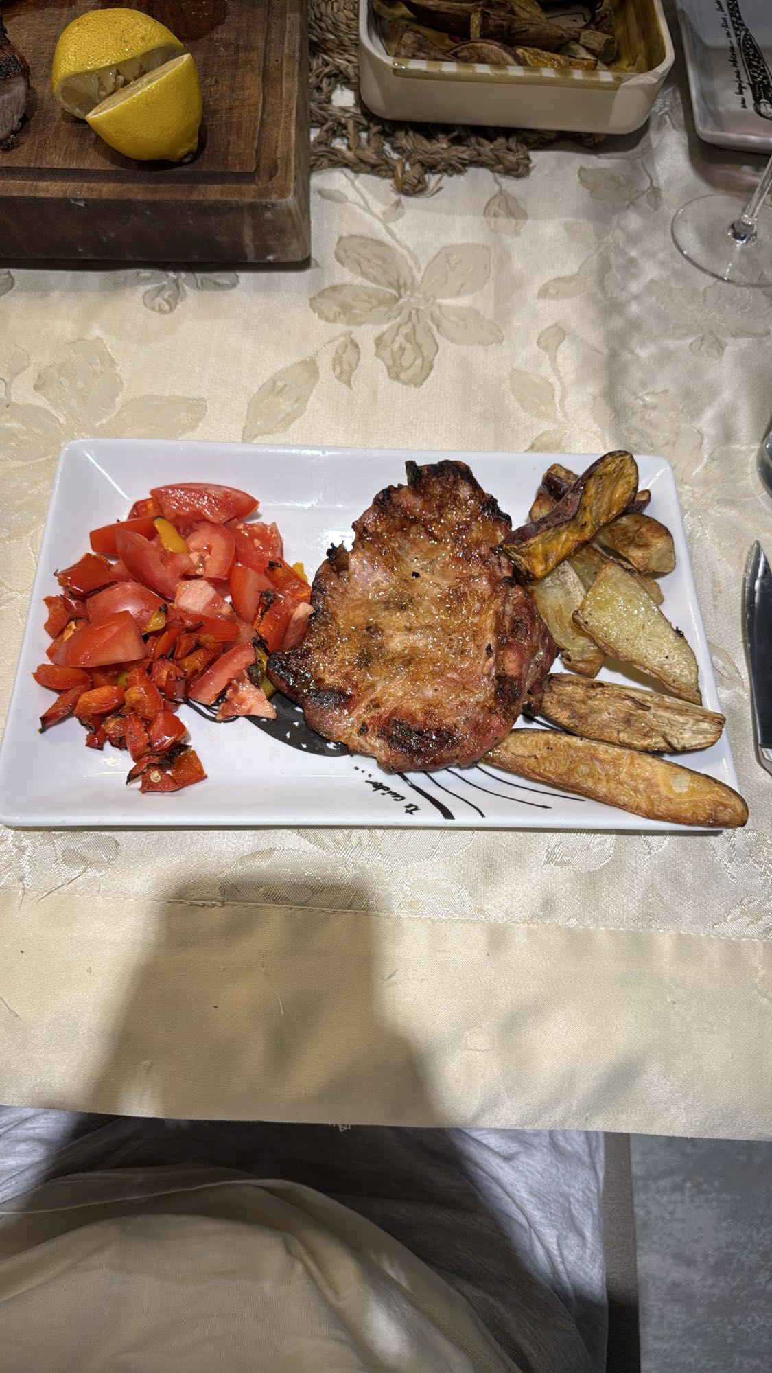 Chuleta con papas y tomate