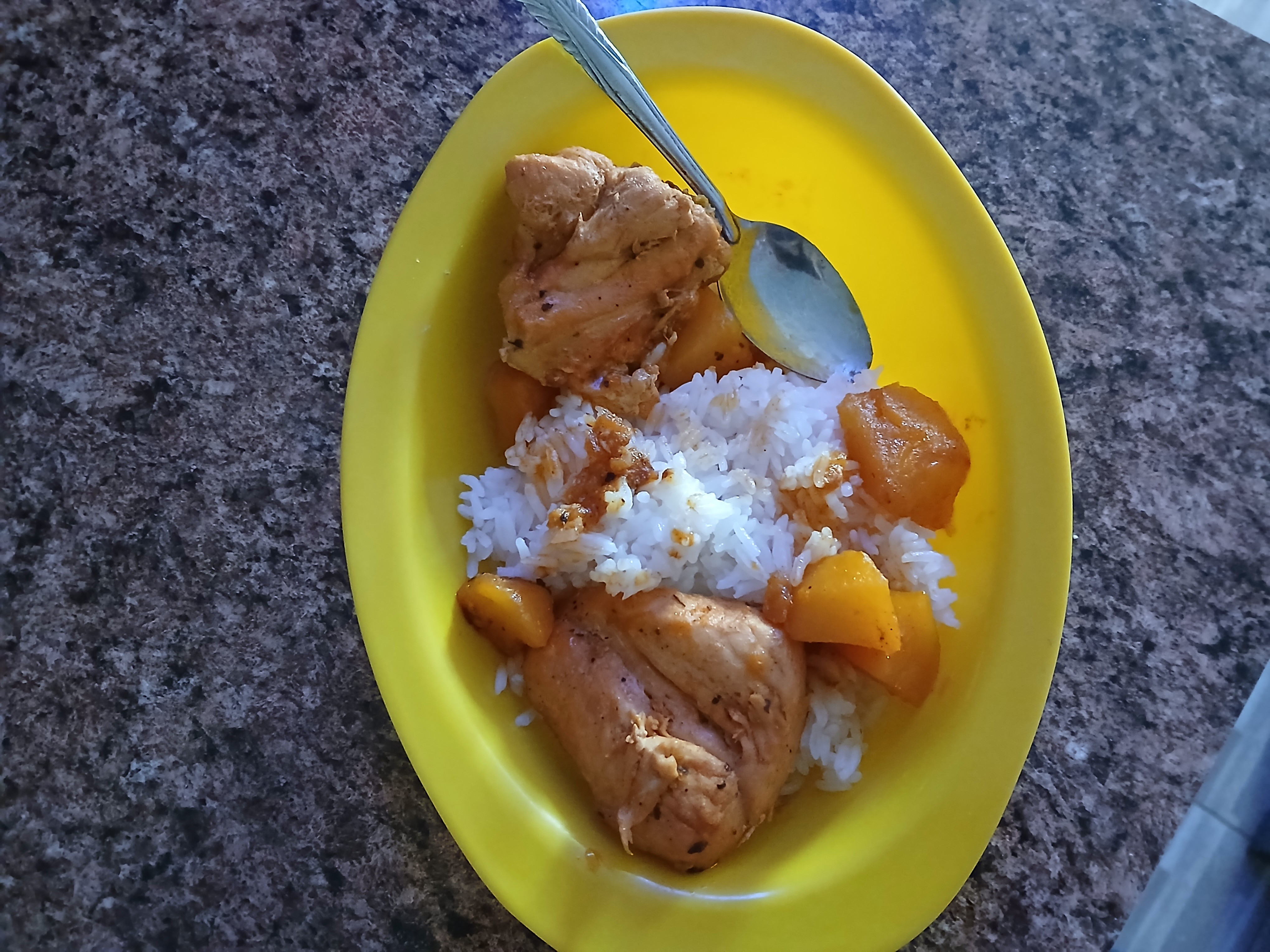 Pollo guisado con arroz