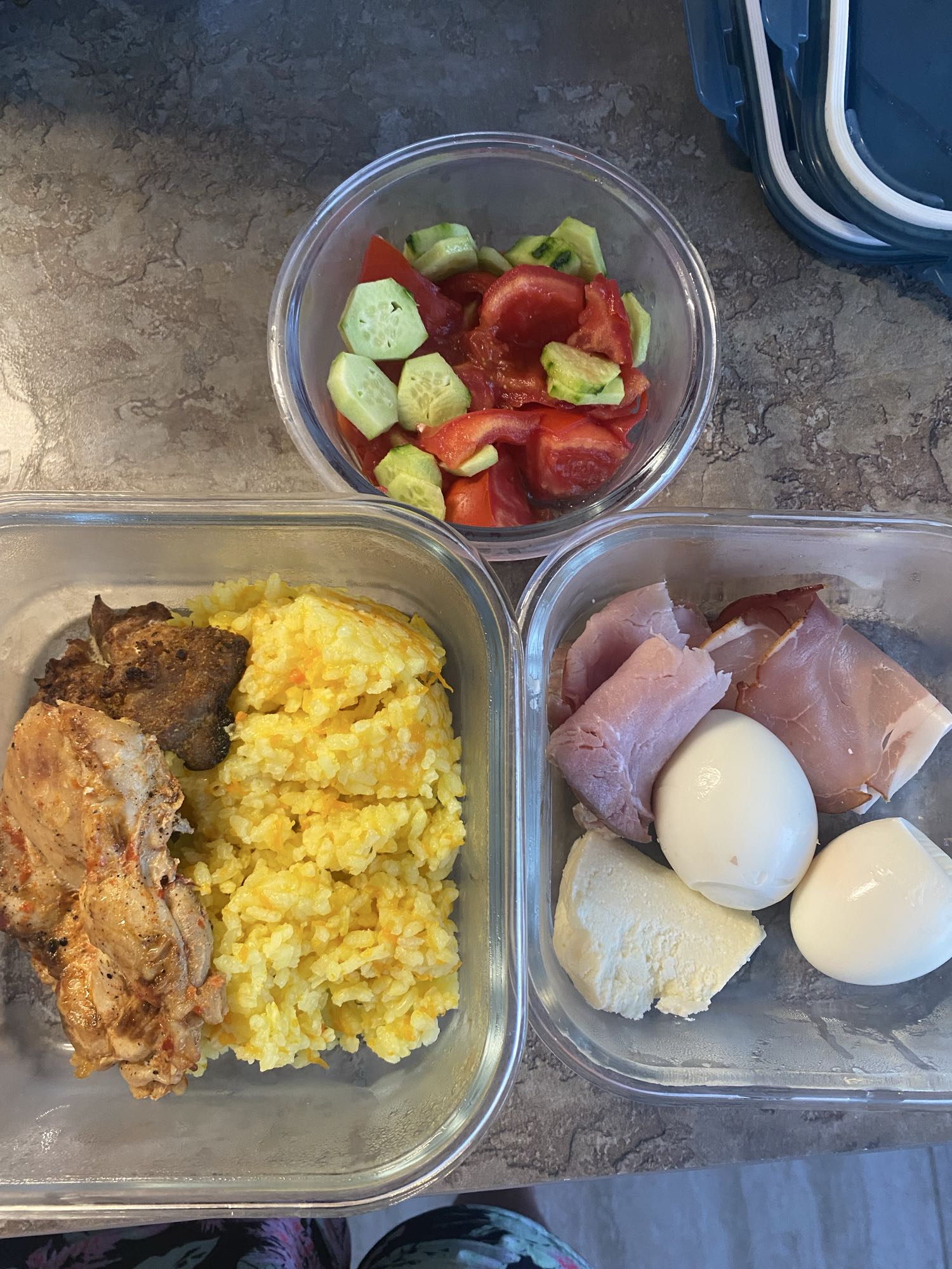 Pui cu orez și salată