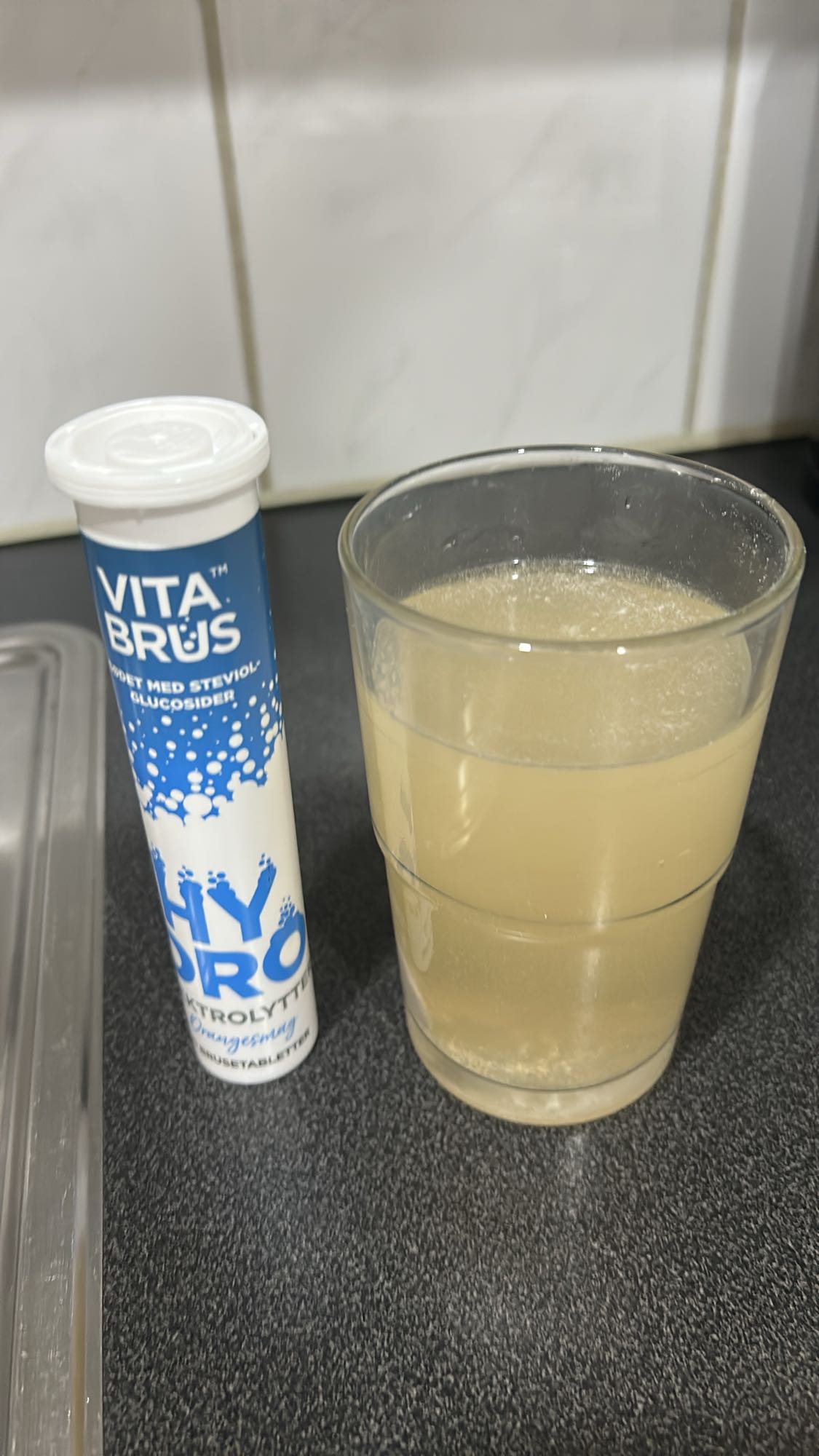 Vann med elektrolyttbrus