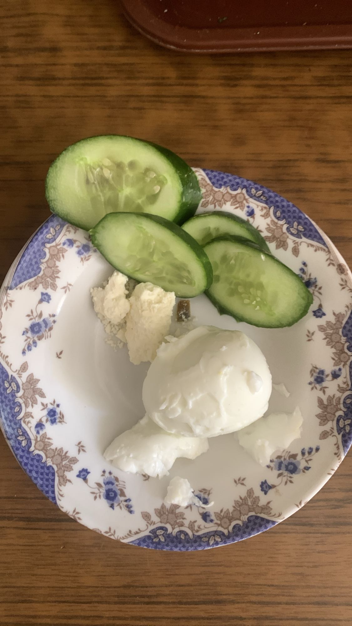 Яйцо с огурцом и творогом