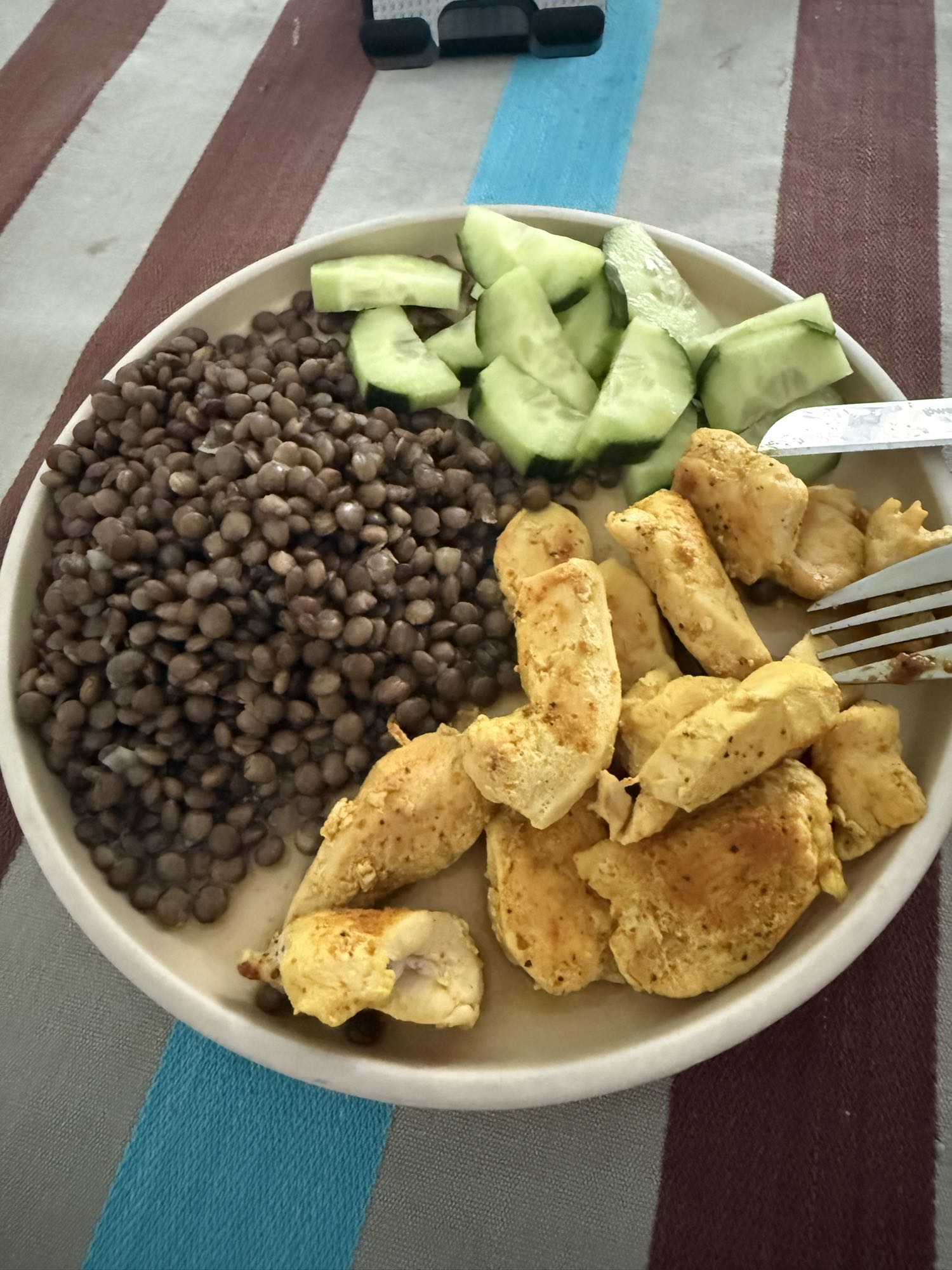 Poulet, lentilles et concombre