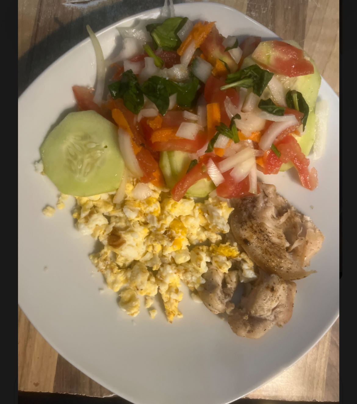 Pollo con ensalada y huevo