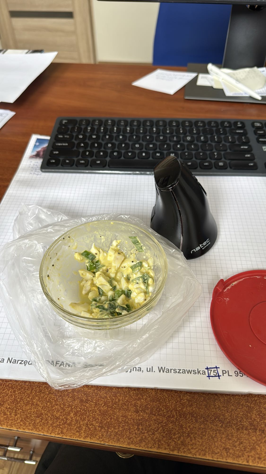 Sałatka jajeczna z serkiem wiejskim light i szczypiorkiem