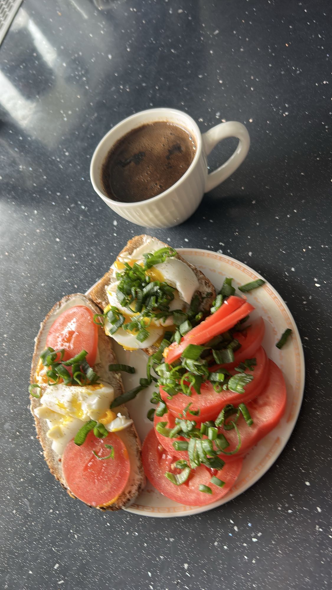 Kanapki z jajkiem i pomidorem