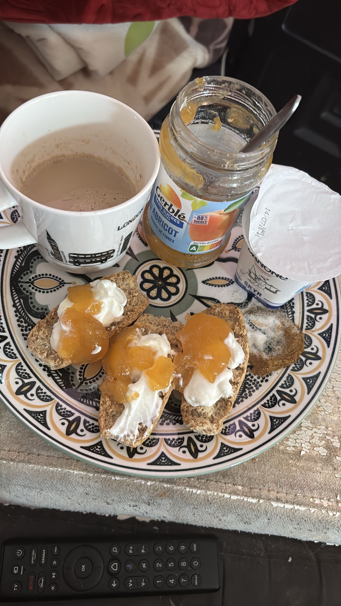 Tartines au yaourt et abricot